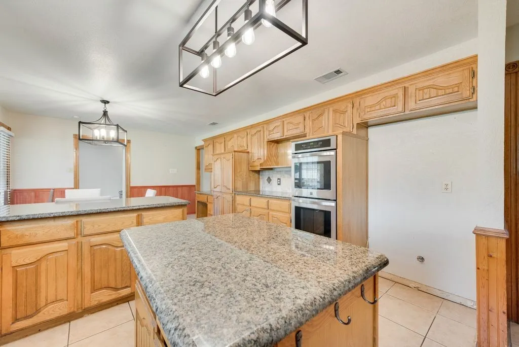 Single Family Residence For Sale in Ellis County , 912 Summer Hill Lane, Red Oak, Texas 75154, 3 Bedroom, 3 Bathroom, 3 Garage spaces, 2,602 Sqft, built in 1990, mls#21307249, Real Estate Agent in Red Oak, Homes For Sale in Ellis county, Homes For Sale in Red Oak, Realtor in Red Oak Texas, Real Estate Brokerage Independent Realty Texas, Luminita Cordes Realtor
