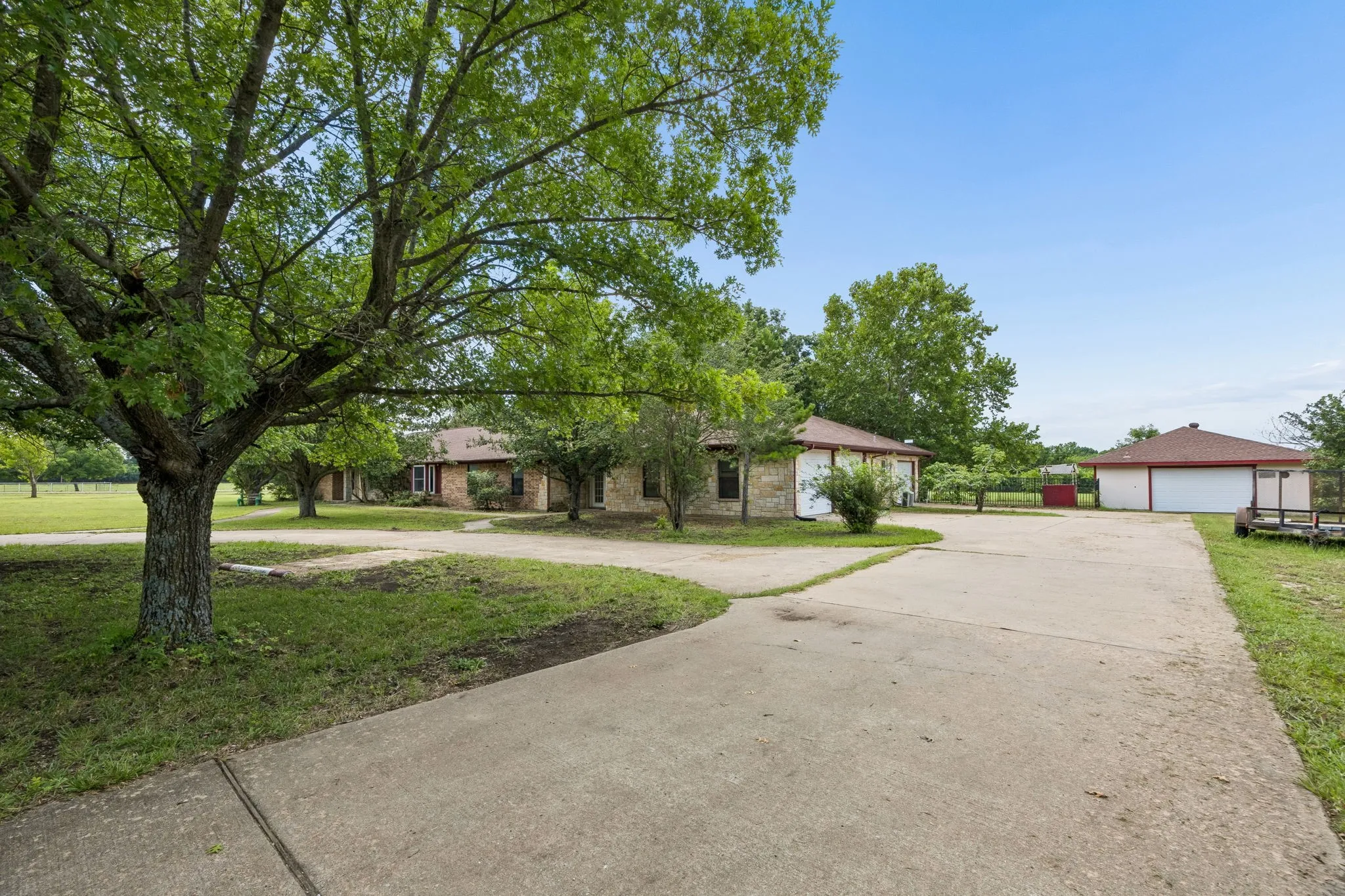 Single Family Residence For Sale in Collin County , 5291 Pecan Place Drive, Mc Kinney, Texas 75071, 4 Bedroom, 3 Bathroom, 2 Garage spaces, 3,480 Sqft, built in 1984, mls#21179951, Real Estate Agent in Mc Kinney, Homes For Sale in Collin county, Homes For Sale in Mc Kinney, Realtor in Mc Kinney Texas, Real Estate Brokerage Independent Realty Texas, Luminita Cordes Realtor