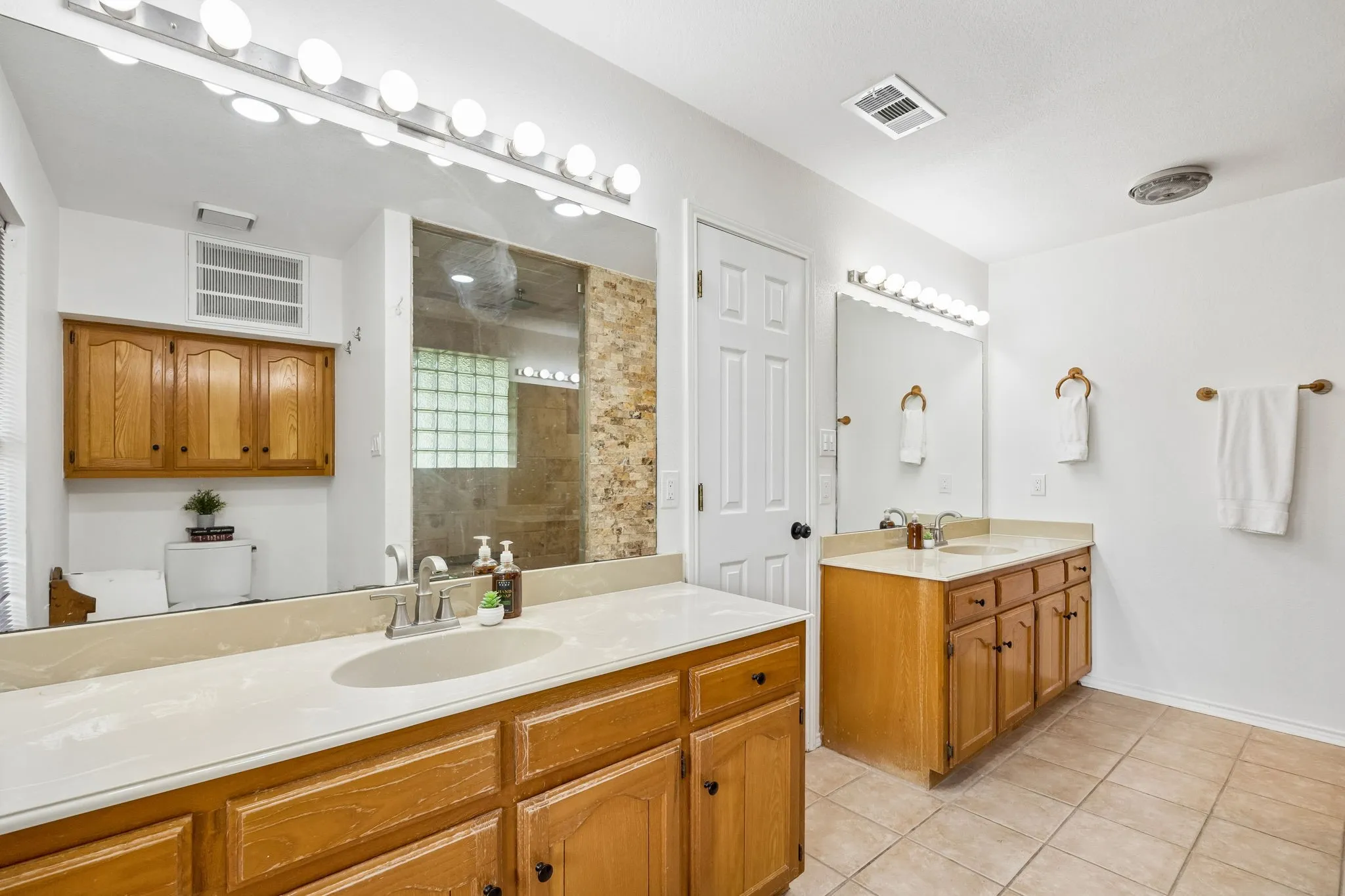 Single Family Residence For Sale in Collin County , 5291 Pecan Place Drive, Mc Kinney, Texas 75071, 4 Bedroom, 3 Bathroom, 2 Garage spaces, 3,480 Sqft, built in 1984, mls#21179951, Real Estate Agent in Mc Kinney, Homes For Sale in Collin county, Homes For Sale in Mc Kinney, Realtor in Mc Kinney Texas, Real Estate Brokerage Independent Realty Texas, Luminita Cordes Realtor