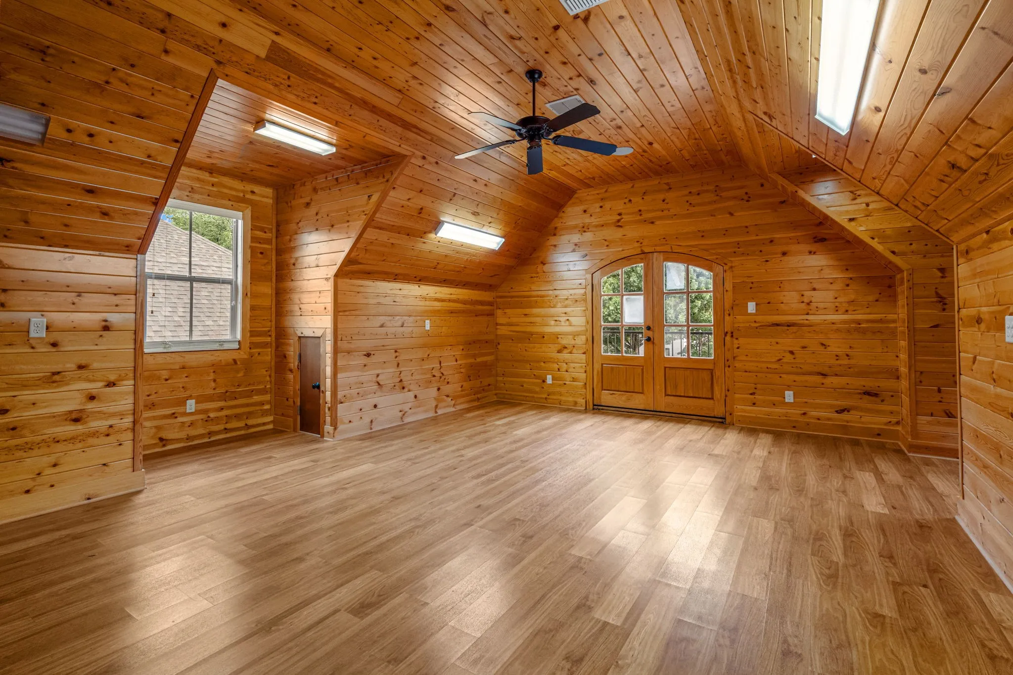Single Family Residence For Sale in Tarrant County , 4532 Elm River Court, Fort Worth, Texas 76116, 4 Bedroom, 4 Bathroom, 2 Garage spaces, 4,118 Sqft, built in 2013, mls#21297168, Real Estate Agent in Fort Worth, Homes For Sale in Tarrant county, Homes For Sale in Fort Worth, Realtor in Fort Worth Texas, Real Estate Brokerage Independent Realty Texas, Luminita Cordes Realtor