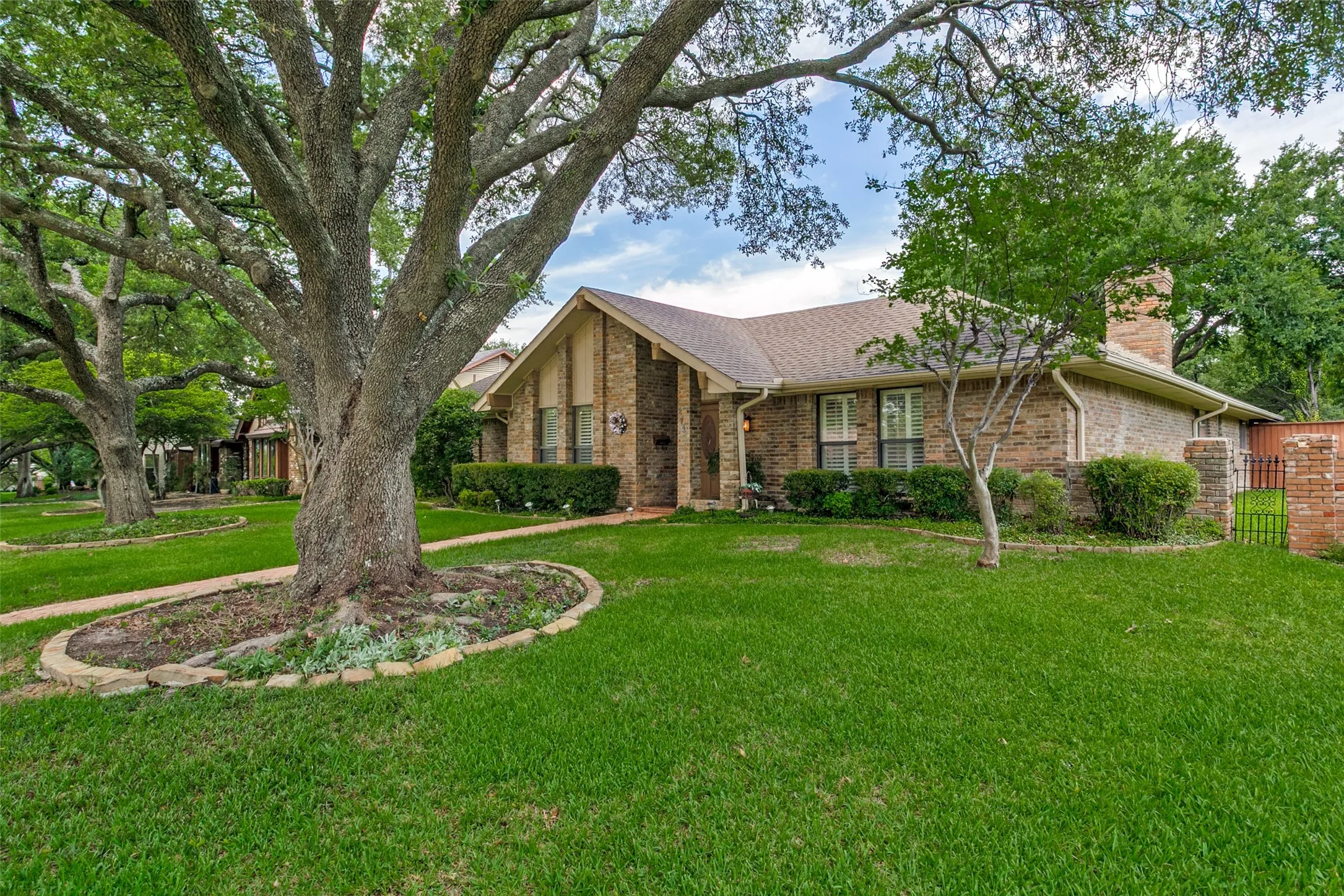 Single Family Residence For Sale in Dallas County , 2731 Wagonwheel Drive, Carrollton, Texas 75006, 4 Bedroom, 3 Bathroom, 2 Garage spaces, 2,760 Sqft, built in 1974, mls#21307088, Real Estate Agent in Carrollton, Homes For Sale in Dallas county, Homes For Sale in Carrollton, Realtor in Carrollton Texas, Real Estate Brokerage Independent Realty Texas, Luminita Cordes Realtor