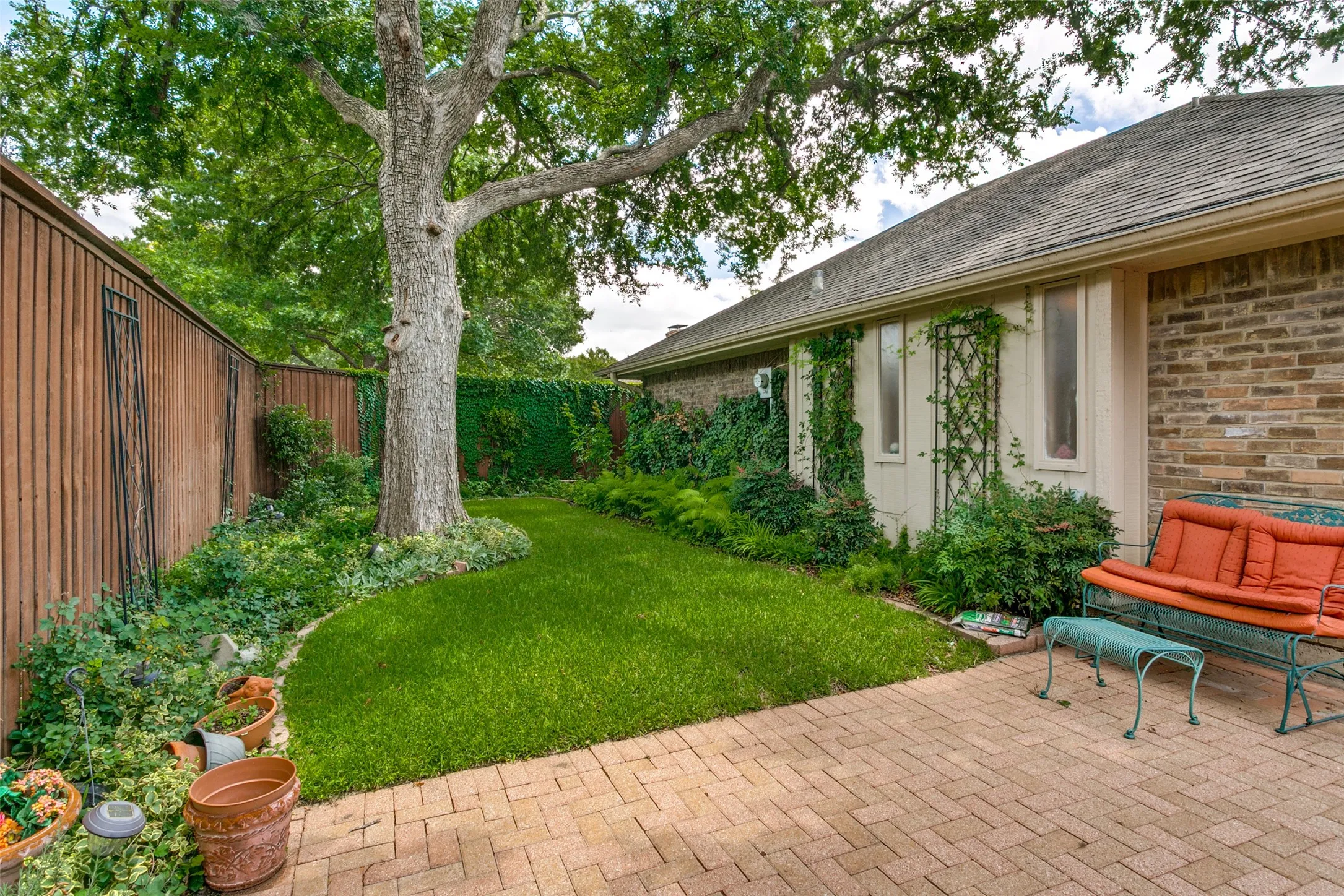 Single Family Residence For Sale in Dallas County , 2731 Wagonwheel Drive, Carrollton, Texas 75006, 4 Bedroom, 3 Bathroom, 2 Garage spaces, 2,760 Sqft, built in 1974, mls#21307088, Real Estate Agent in Carrollton, Homes For Sale in Dallas county, Homes For Sale in Carrollton, Realtor in Carrollton Texas, Real Estate Brokerage Independent Realty Texas, Luminita Cordes Realtor