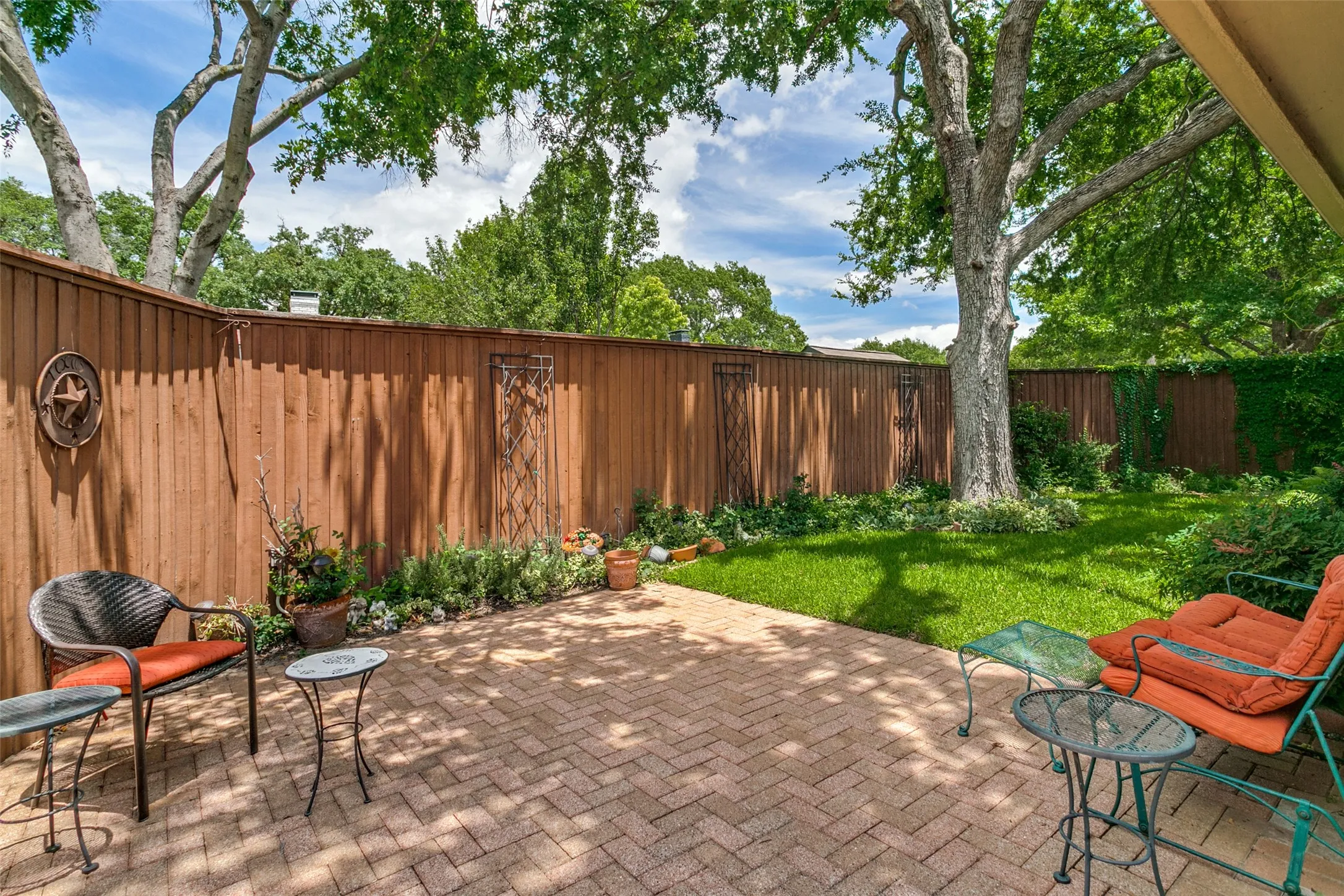 Single Family Residence For Sale in Dallas County , 2731 Wagonwheel Drive, Carrollton, Texas 75006, 4 Bedroom, 3 Bathroom, 2 Garage spaces, 2,760 Sqft, built in 1974, mls#21307088, Real Estate Agent in Carrollton, Homes For Sale in Dallas county, Homes For Sale in Carrollton, Realtor in Carrollton Texas, Real Estate Brokerage Independent Realty Texas, Luminita Cordes Realtor
