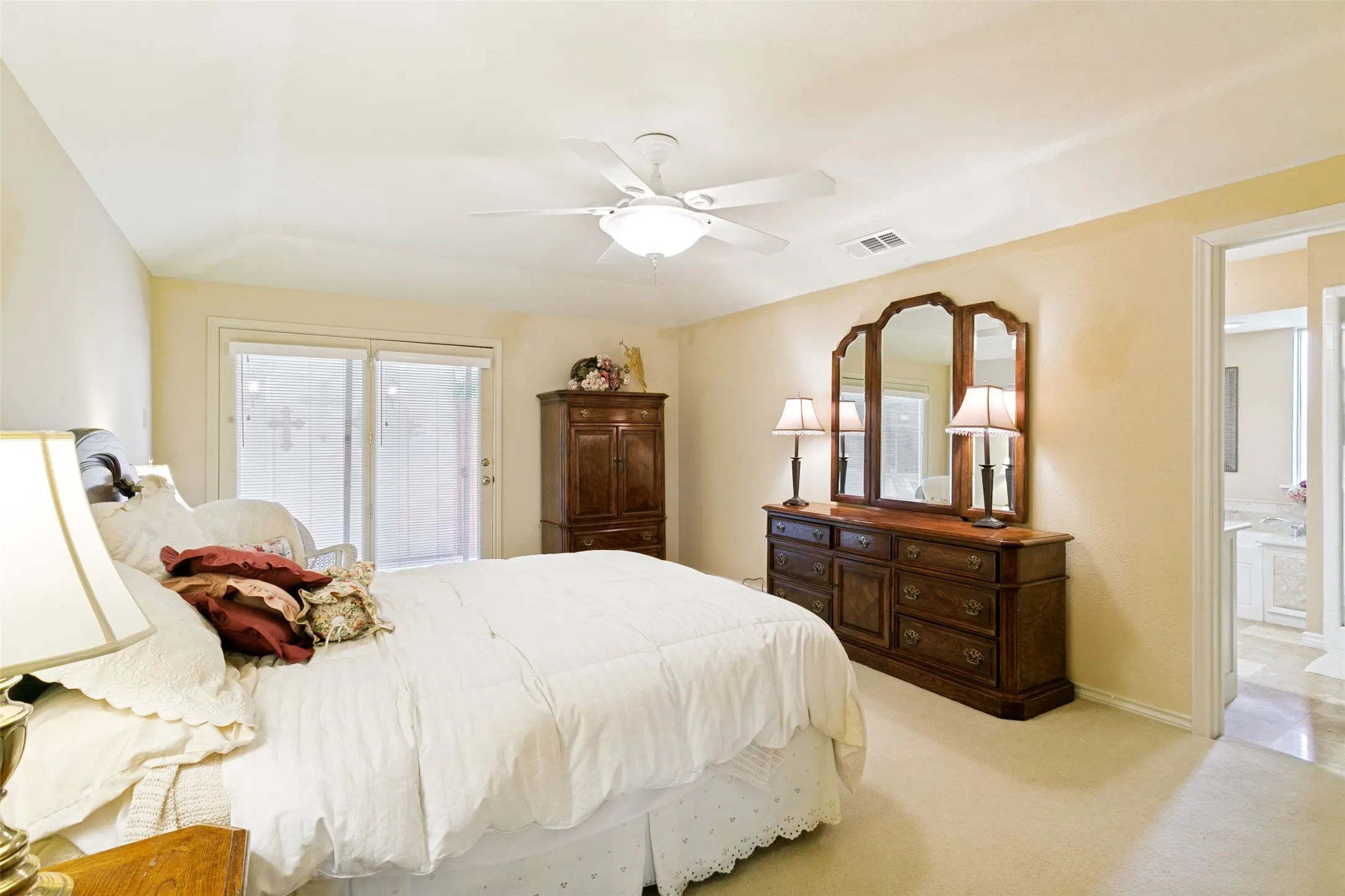 Single Family Residence For Sale in Dallas County , 2731 Wagonwheel Drive, Carrollton, Texas 75006, 4 Bedroom, 3 Bathroom, 2 Garage spaces, 2,760 Sqft, built in 1974, mls#21307088, Real Estate Agent in Carrollton, Homes For Sale in Dallas county, Homes For Sale in Carrollton, Realtor in Carrollton Texas, Real Estate Brokerage Independent Realty Texas, Luminita Cordes Realtor
