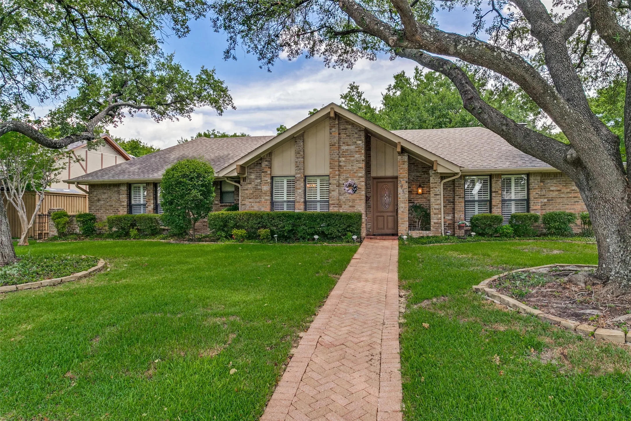 Single Family Residence For Sale in Dallas County , 2731 Wagonwheel Drive, Carrollton, Texas 75006, 4 Bedroom, 3 Bathroom, 2 Garage spaces, 2,760 Sqft, built in 1974, mls#21307088, Real Estate Agent in Carrollton, Homes For Sale in Dallas county, Homes For Sale in Carrollton, Realtor in Carrollton Texas, Real Estate Brokerage Independent Realty Texas, Luminita Cordes Realtor