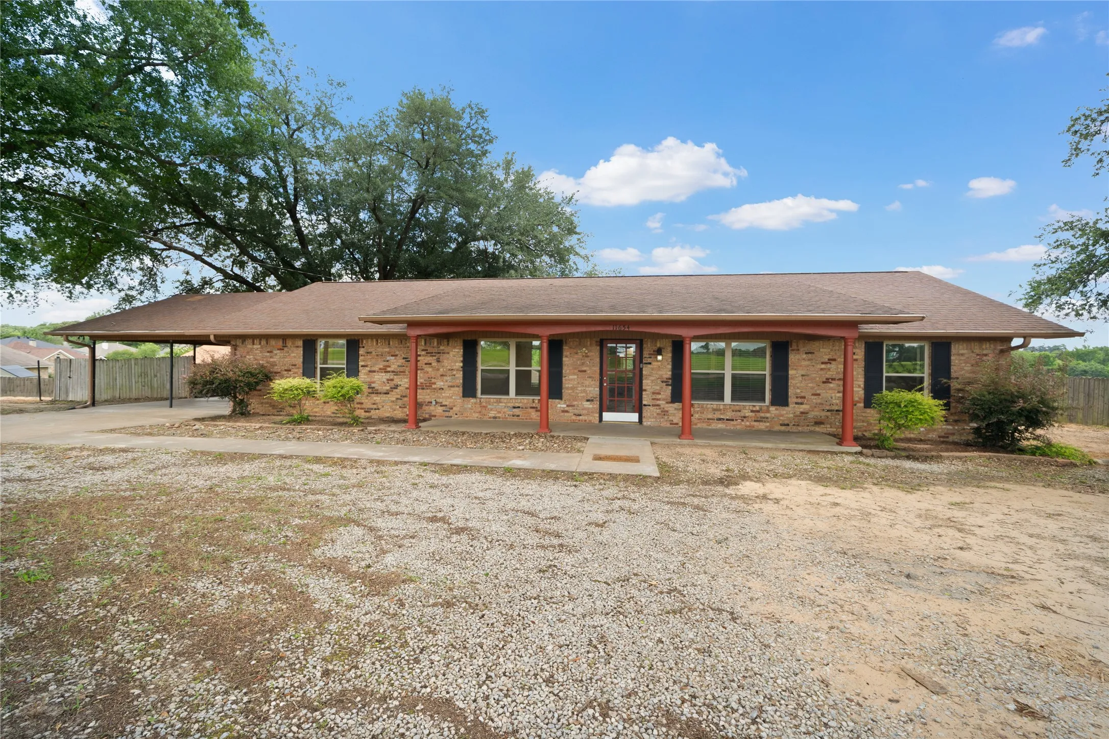 Single Family Residence For Sale in Smith County , 11654 Fm 2868, Flint, Texas 75762, 4 Bedroom, 2 Bathroom, Garage spaces, 1,827 Sqft, built in 1964, mls#21307245, Real Estate Agent in Flint, Homes For Sale in Smith county, Homes For Sale in Flint, Realtor in Flint Texas, Real Estate Brokerage Independent Realty Texas, Luminita Cordes Realtor