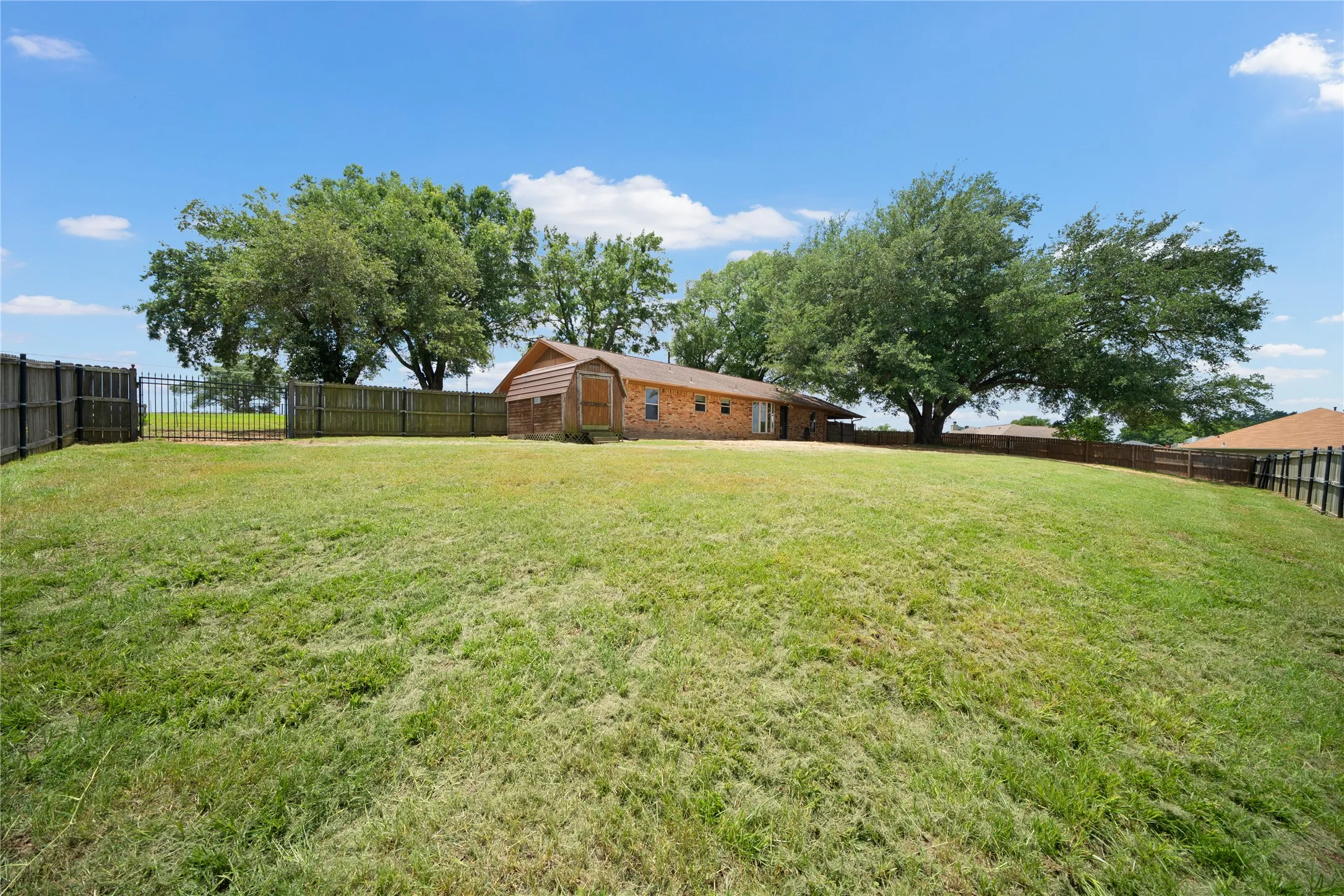 Single Family Residence For Sale in Smith County , 11654 Fm 2868, Flint, Texas 75762, 4 Bedroom, 2 Bathroom, Garage spaces, 1,827 Sqft, built in 1964, mls#21307245, Real Estate Agent in Flint, Homes For Sale in Smith county, Homes For Sale in Flint, Realtor in Flint Texas, Real Estate Brokerage Independent Realty Texas, Luminita Cordes Realtor