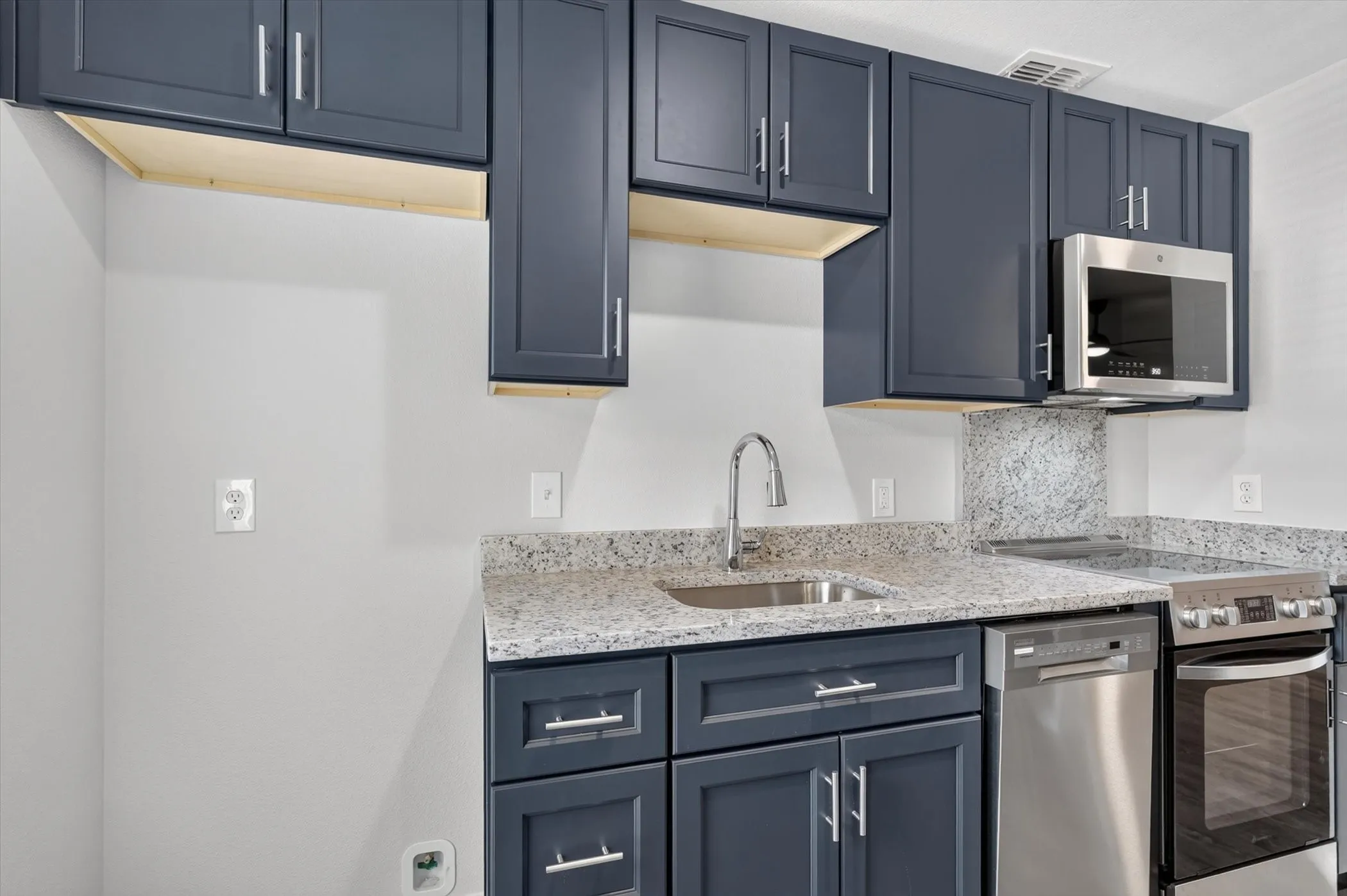 Condominium For Sale in Dallas County , 4652 Matilda Street D, Dallas, Texas 75206, 1 Bedroom, 1 Bathroom, Garage spaces, 738 Sqft, built in 1968, mls#21307255, Real Estate Agent in Dallas, Homes For Sale in Dallas county, Homes For Sale in Dallas, Realtor in Dallas Texas, Real Estate Brokerage Independent Realty Texas, Luminita Cordes Realtor