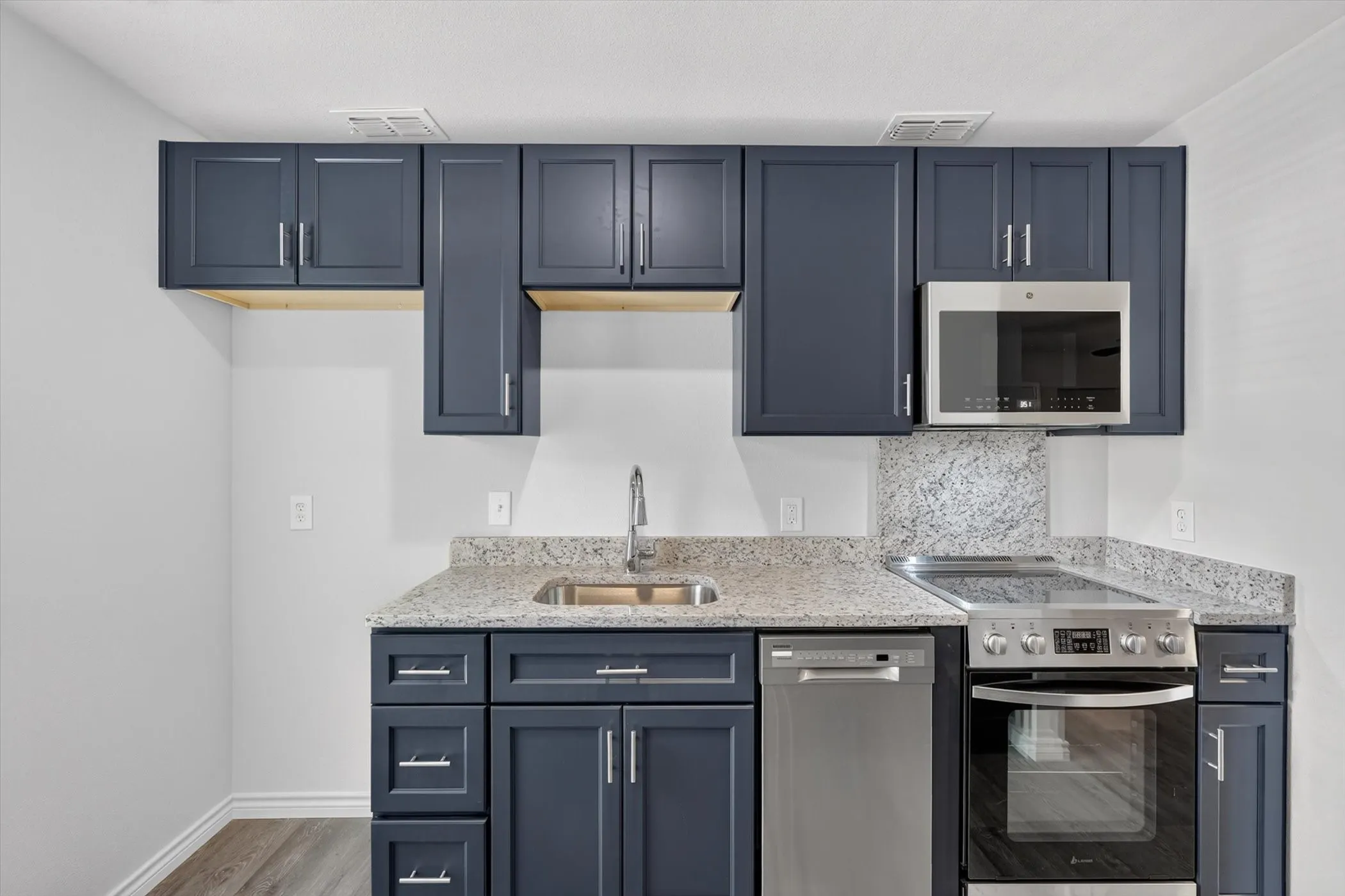 Condominium For Sale in Dallas County , 4652 Matilda Street D, Dallas, Texas 75206, 1 Bedroom, 1 Bathroom, Garage spaces, 738 Sqft, built in 1968, mls#21307255, Real Estate Agent in Dallas, Homes For Sale in Dallas county, Homes For Sale in Dallas, Realtor in Dallas Texas, Real Estate Brokerage Independent Realty Texas, Luminita Cordes Realtor