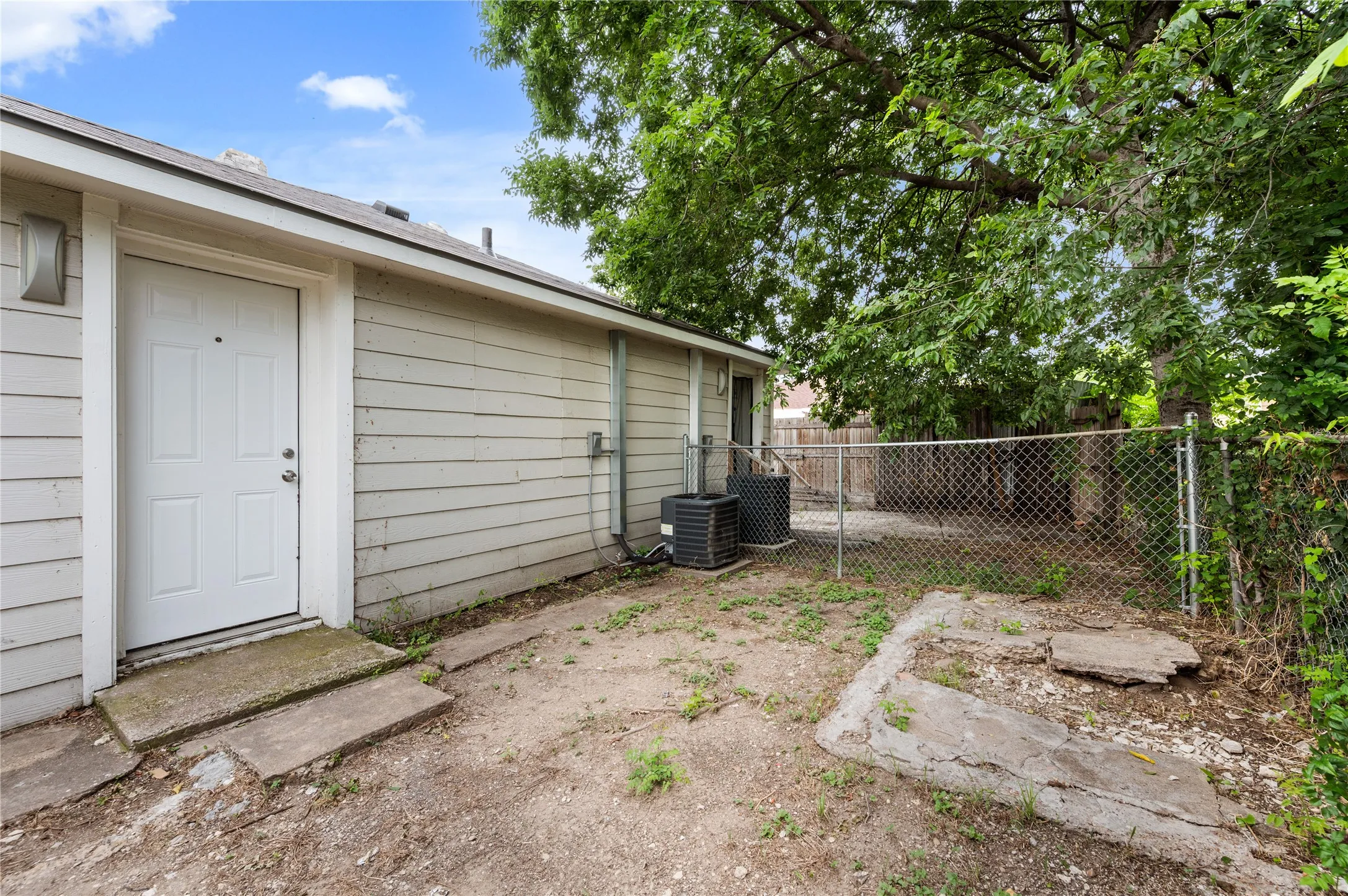 Duplex For Sale in Dallas County , 1815 W Brooklyn Avenue, Dallas, Texas 75208, 2 Bedroom, 2 Bathroom, Garage spaces, 0 Sqft, built in 1924, mls#21304177, Real Estate Agent in Dallas, Homes For Sale in Dallas county, Homes For Sale in Dallas, Realtor in Dallas Texas, Real Estate Brokerage Independent Realty Texas, Luminita Cordes Realtor