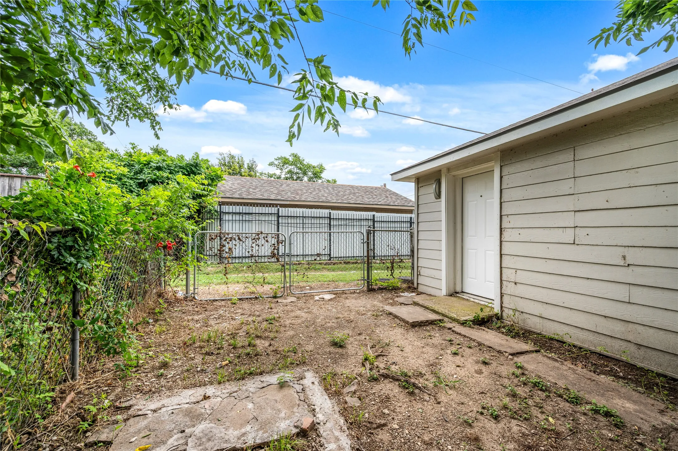 Duplex For Sale in Dallas County , 1815 W Brooklyn Avenue, Dallas, Texas 75208, 2 Bedroom, 2 Bathroom, Garage spaces, 0 Sqft, built in 1924, mls#21304177, Real Estate Agent in Dallas, Homes For Sale in Dallas county, Homes For Sale in Dallas, Realtor in Dallas Texas, Real Estate Brokerage Independent Realty Texas, Luminita Cordes Realtor