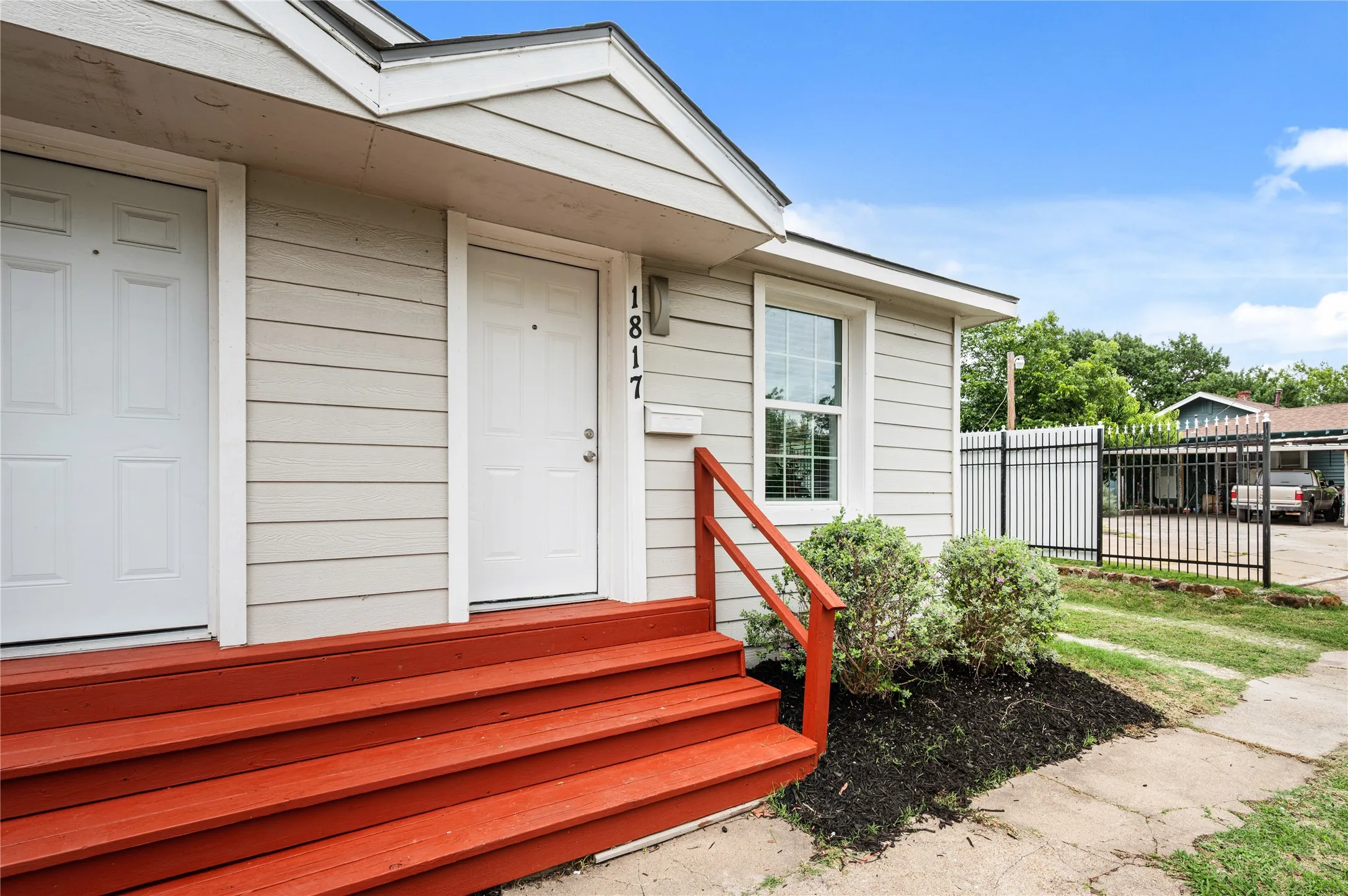 Duplex For Sale in Dallas County , 1815 W Brooklyn Avenue, Dallas, Texas 75208, 2 Bedroom, 2 Bathroom, Garage spaces, 0 Sqft, built in 1924, mls#21304177, Real Estate Agent in Dallas, Homes For Sale in Dallas county, Homes For Sale in Dallas, Realtor in Dallas Texas, Real Estate Brokerage Independent Realty Texas, Luminita Cordes Realtor