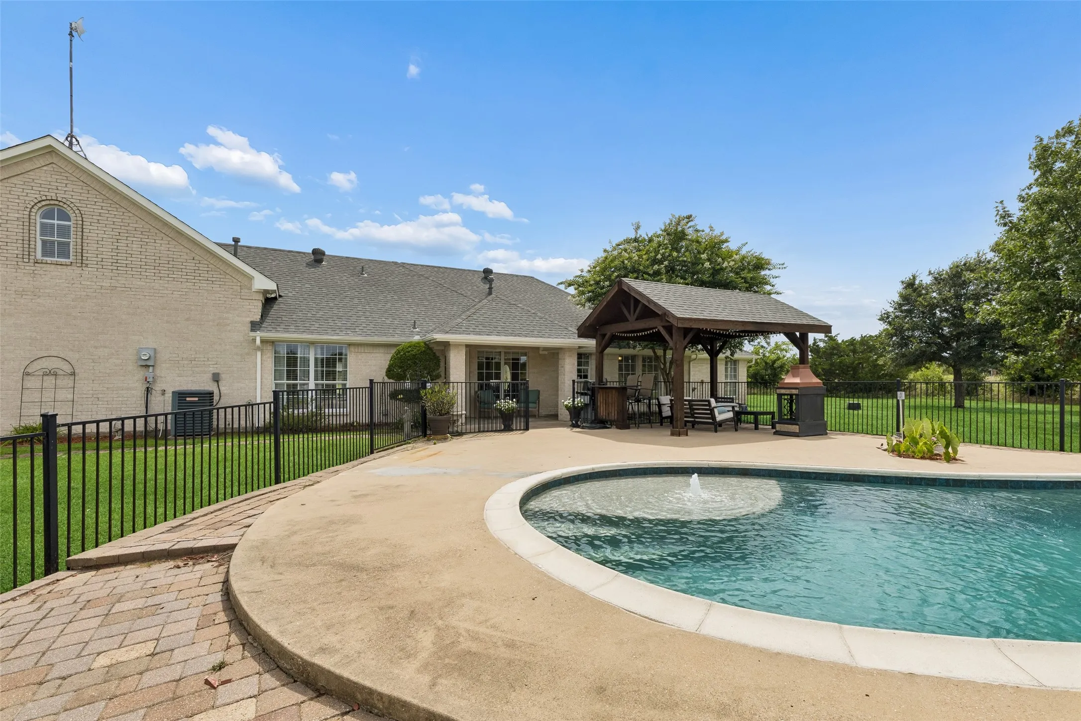 Single Family Residence For Sale in Rockwall County , 408 Herron Circle, Mclendon Chisholm, Texas 75032, 4 Bedroom, 3 Bathroom, 3 Garage spaces, 2,605 Sqft, built in 1997, mls#21306603, Real Estate Agent in Mclendon Chisholm, Homes For Sale in Rockwall county, Homes For Sale in Mclendon Chisholm, Realtor in Mclendon Chisholm Texas, Real Estate Brokerage Independent Realty Texas, Luminita Cordes Realtor