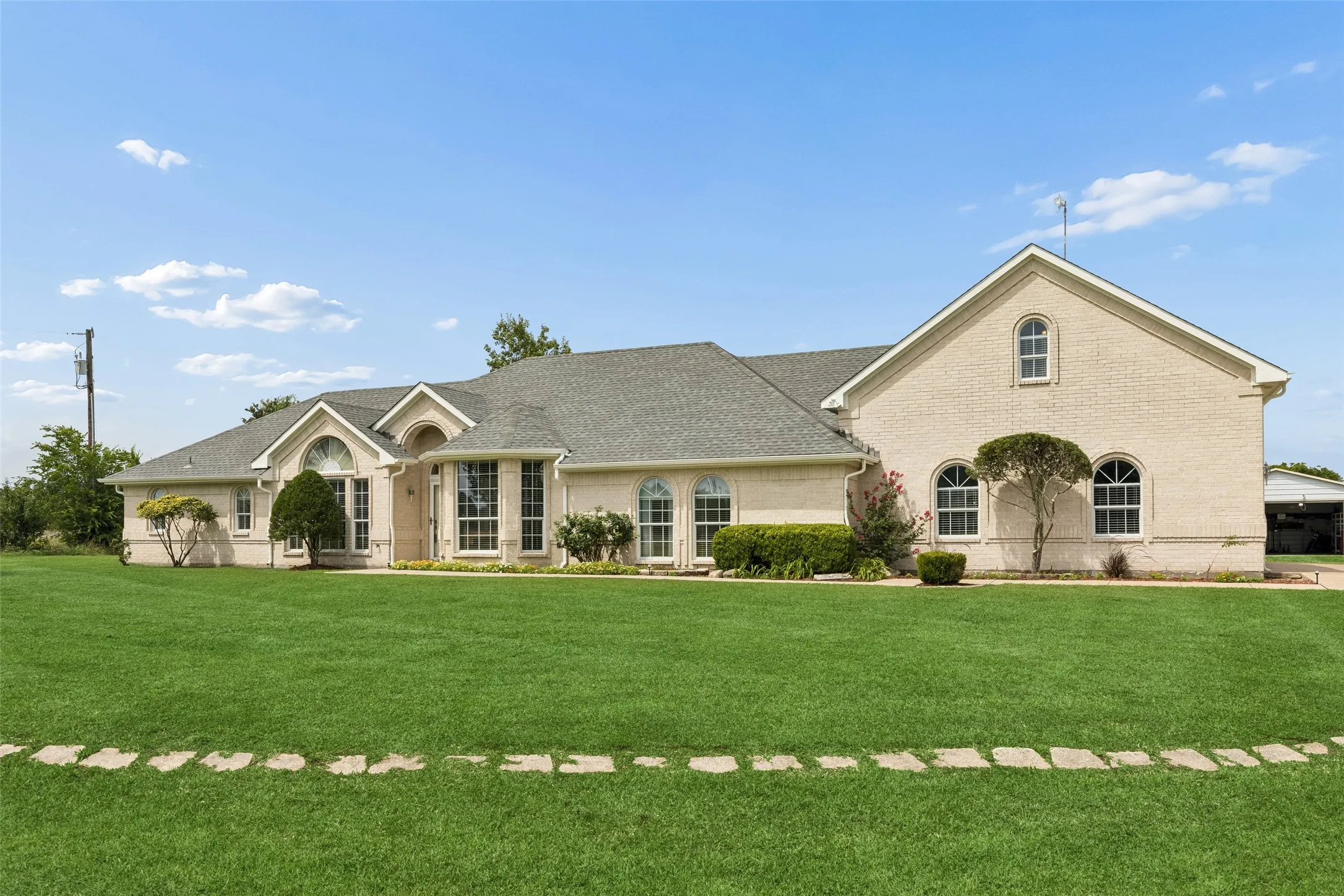 Single Family Residence For Sale in Rockwall County , 408 Herron Circle, Mclendon Chisholm, Texas 75032, 4 Bedroom, 3 Bathroom, 3 Garage spaces, 2,605 Sqft, built in 1997, mls#21306603, Real Estate Agent in Mclendon Chisholm, Homes For Sale in Rockwall county, Homes For Sale in Mclendon Chisholm, Realtor in Mclendon Chisholm Texas, Real Estate Brokerage Independent Realty Texas, Luminita Cordes Realtor