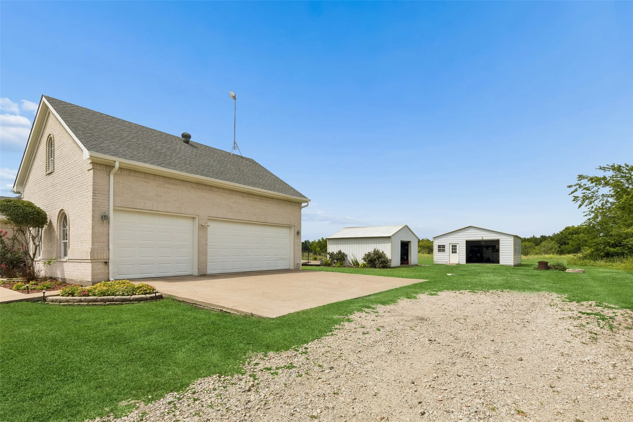 Single Family Residence For Sale in Rockwall County , 408 Herron Circle, Mclendon Chisholm, Texas 75032, 4 Bedroom, 3 Bathroom, 3 Garage spaces, 2,605 Sqft, built in 1997, mls#21306603, Real Estate Agent in Mclendon Chisholm, Homes For Sale in Rockwall county, Homes For Sale in Mclendon Chisholm, Realtor in Mclendon Chisholm Texas, Real Estate Brokerage Independent Realty Texas, Luminita Cordes Realtor