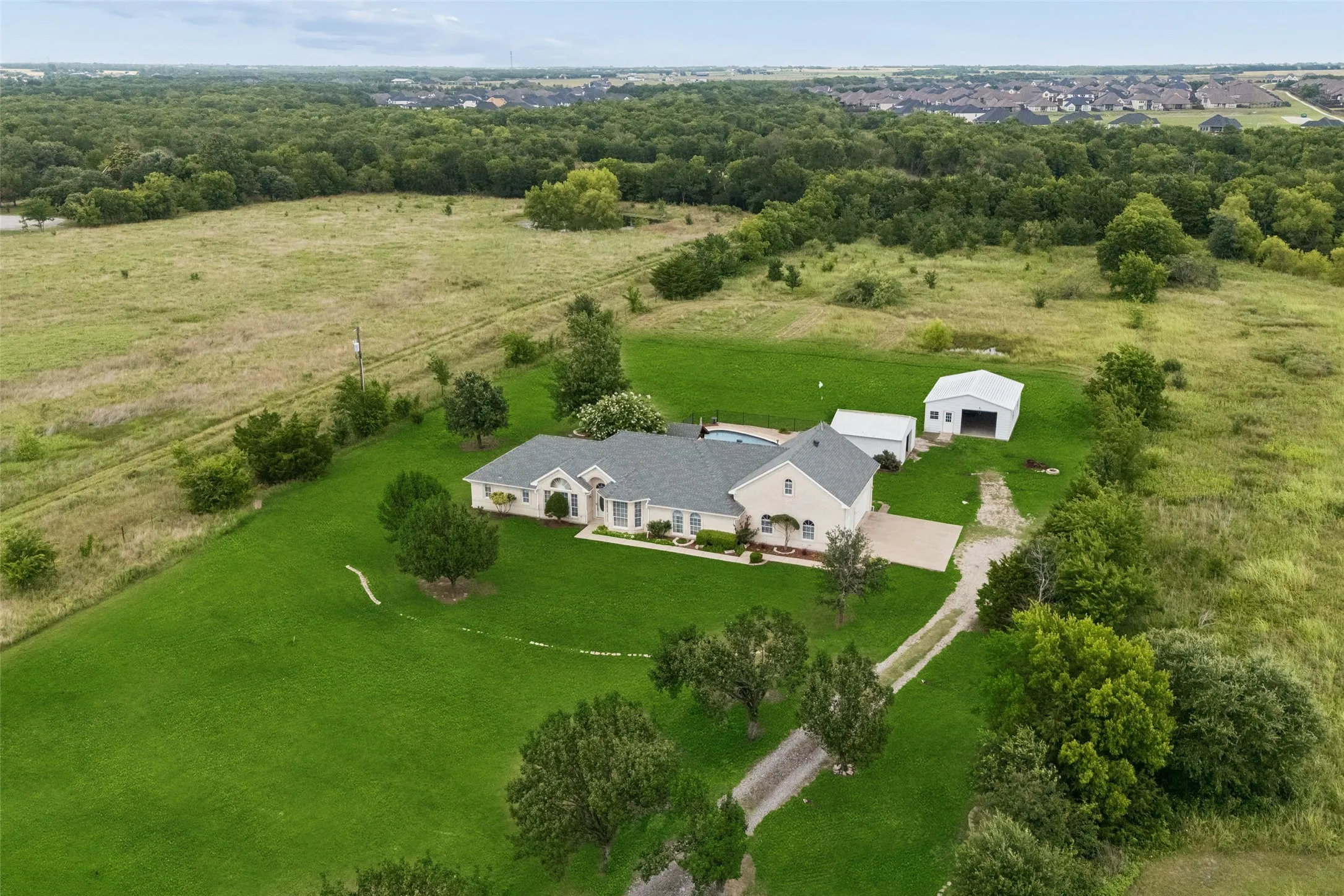 Single Family Residence For Sale in Rockwall County , 408 Herron Circle, Mclendon Chisholm, Texas 75032, 4 Bedroom, 3 Bathroom, 3 Garage spaces, 2,605 Sqft, built in 1997, mls#21306603, Real Estate Agent in Mclendon Chisholm, Homes For Sale in Rockwall county, Homes For Sale in Mclendon Chisholm, Realtor in Mclendon Chisholm Texas, Real Estate Brokerage Independent Realty Texas, Luminita Cordes Realtor