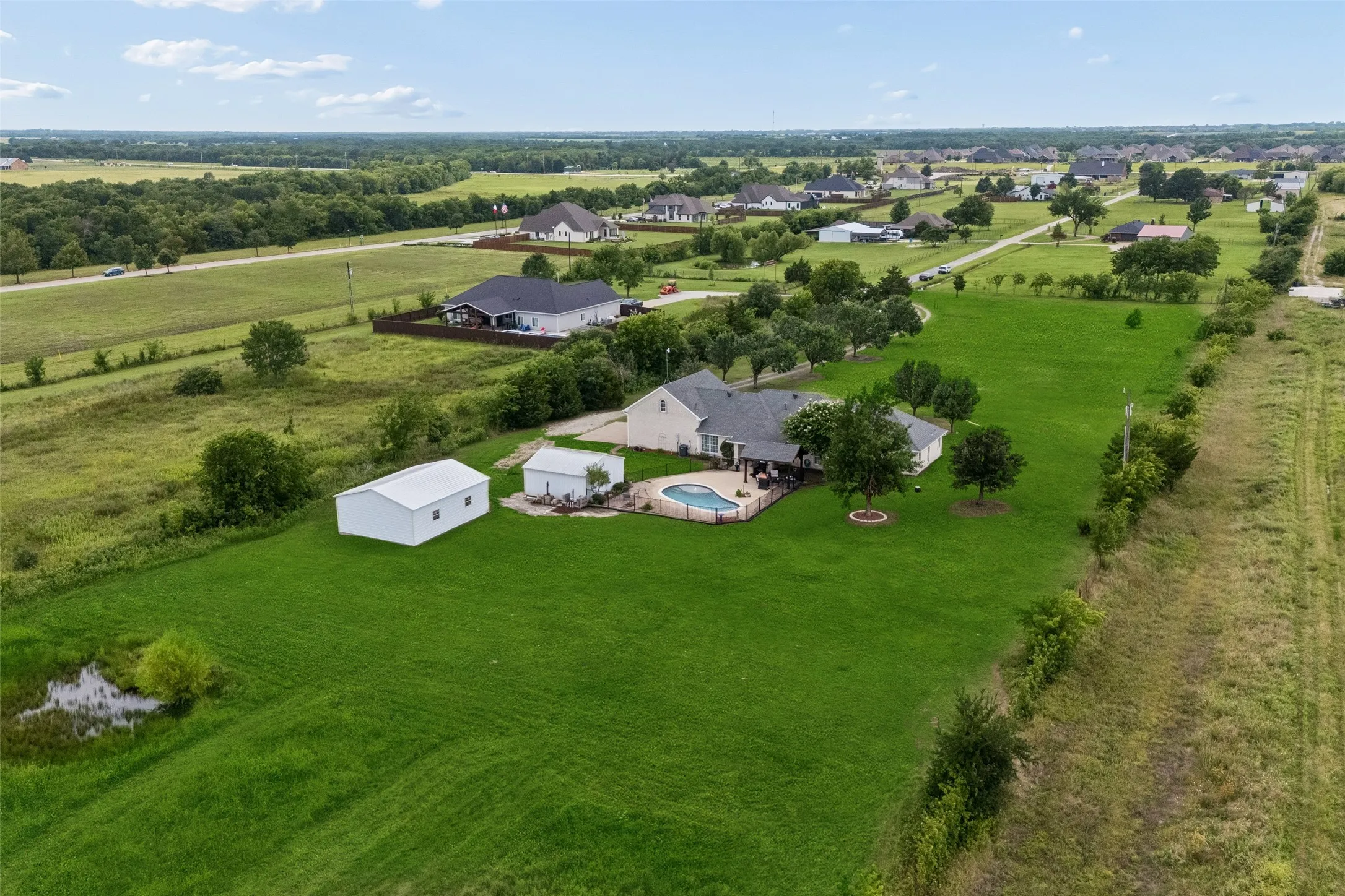 Single Family Residence For Sale in Rockwall County , 408 Herron Circle, Mclendon Chisholm, Texas 75032, 4 Bedroom, 3 Bathroom, 3 Garage spaces, 2,605 Sqft, built in 1997, mls#21306603, Real Estate Agent in Mclendon Chisholm, Homes For Sale in Rockwall county, Homes For Sale in Mclendon Chisholm, Realtor in Mclendon Chisholm Texas, Real Estate Brokerage Independent Realty Texas, Luminita Cordes Realtor