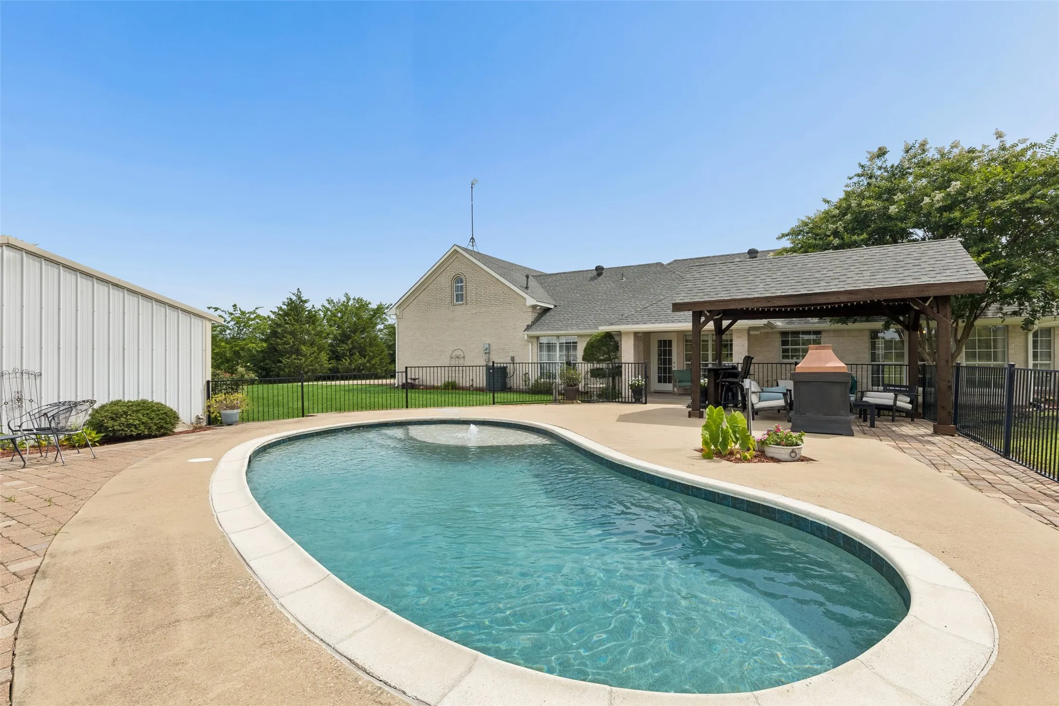 Single Family Residence For Sale in Rockwall County , 408 Herron Circle, Mclendon Chisholm, Texas 75032, 4 Bedroom, 3 Bathroom, 3 Garage spaces, 2,605 Sqft, built in 1997, mls#21306603, Real Estate Agent in Mclendon Chisholm, Homes For Sale in Rockwall county, Homes For Sale in Mclendon Chisholm, Realtor in Mclendon Chisholm Texas, Real Estate Brokerage Independent Realty Texas, Luminita Cordes Realtor