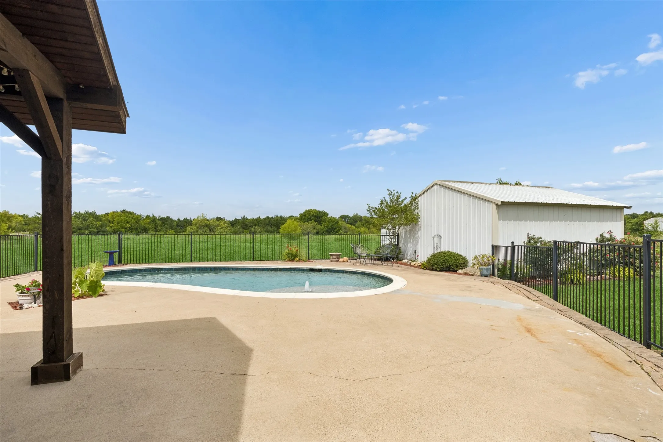Single Family Residence For Sale in Rockwall County , 408 Herron Circle, Mclendon Chisholm, Texas 75032, 4 Bedroom, 3 Bathroom, 3 Garage spaces, 2,605 Sqft, built in 1997, mls#21306603, Real Estate Agent in Mclendon Chisholm, Homes For Sale in Rockwall county, Homes For Sale in Mclendon Chisholm, Realtor in Mclendon Chisholm Texas, Real Estate Brokerage Independent Realty Texas, Luminita Cordes Realtor