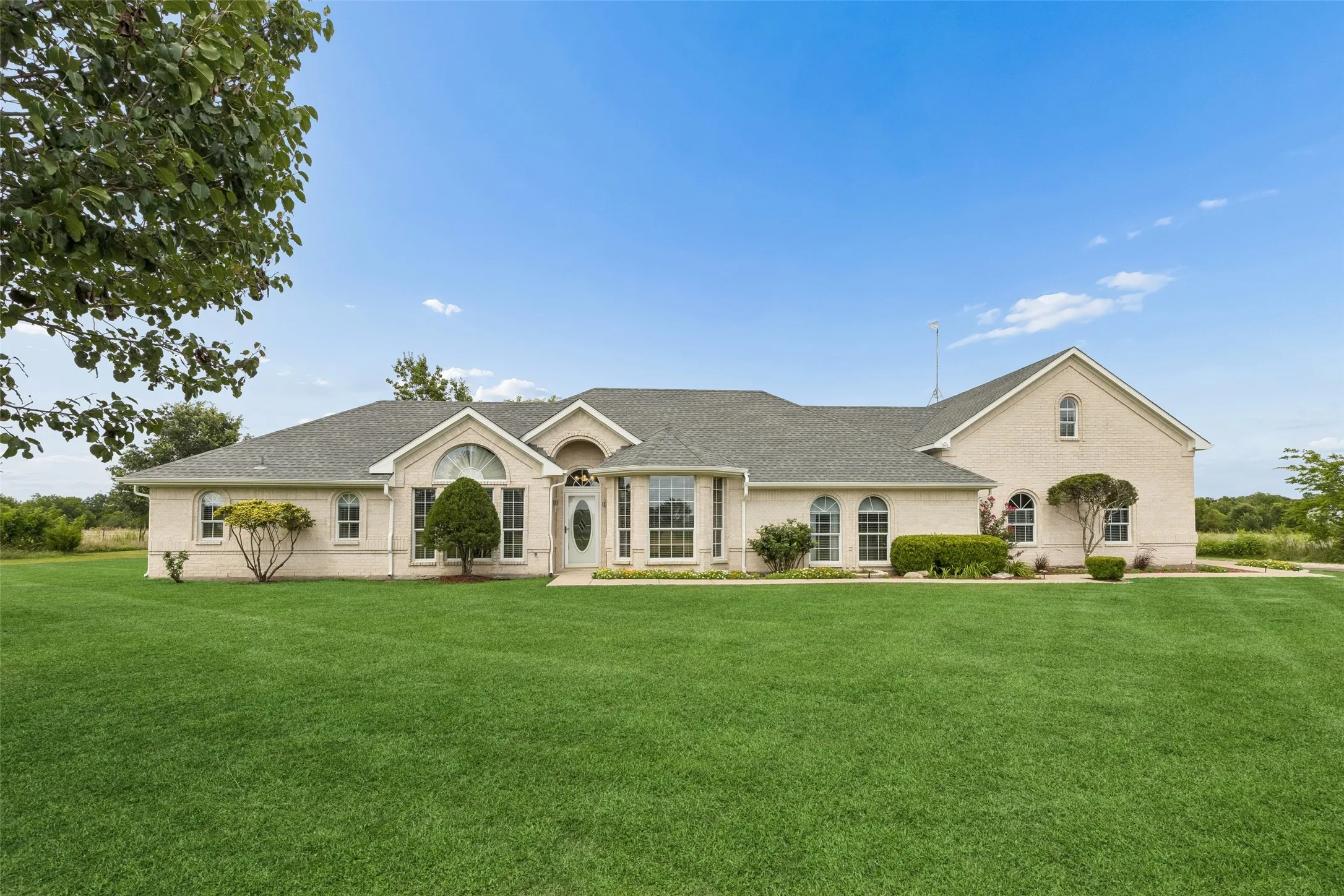 Single Family Residence For Sale in Rockwall County , 408 Herron Circle, Mclendon Chisholm, Texas 75032, 4 Bedroom, 3 Bathroom, 3 Garage spaces, 2,605 Sqft, built in 1997, mls#21306603, Real Estate Agent in Mclendon Chisholm, Homes For Sale in Rockwall county, Homes For Sale in Mclendon Chisholm, Realtor in Mclendon Chisholm Texas, Real Estate Brokerage Independent Realty Texas, Luminita Cordes Realtor