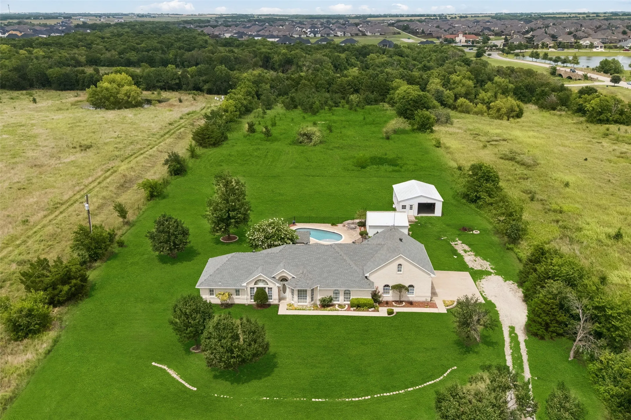 Single Family Residence For Sale in Rockwall County , 408 Herron Circle, Mclendon Chisholm, Texas 75032, 4 Bedroom, 3 Bathroom, 3 Garage spaces, 2,605 Sqft, built in 1997, mls#21306603, Real Estate Agent in Mclendon Chisholm, Homes For Sale in Rockwall county, Homes For Sale in Mclendon Chisholm, Realtor in Mclendon Chisholm Texas, Real Estate Brokerage Independent Realty Texas, Luminita Cordes Realtor