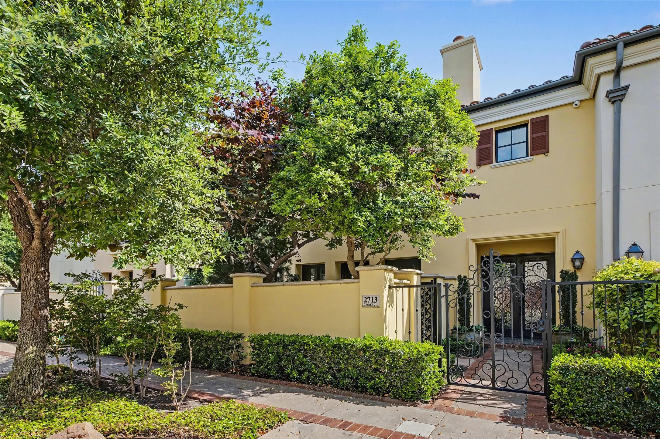 Townhouse For Sale in Tarrant County , 2713 Calder Court, Fort Worth, Texas 76107, 3 Bedroom, 5 Bathroom, 2 Garage spaces, 3,340 Sqft, built in 2007, mls#21284536, Real Estate Agent in Fort Worth, Homes For Sale in Tarrant county, Homes For Sale in Fort Worth, Realtor in Fort Worth Texas, Real Estate Brokerage Independent Realty Texas, Luminita Cordes Realtor