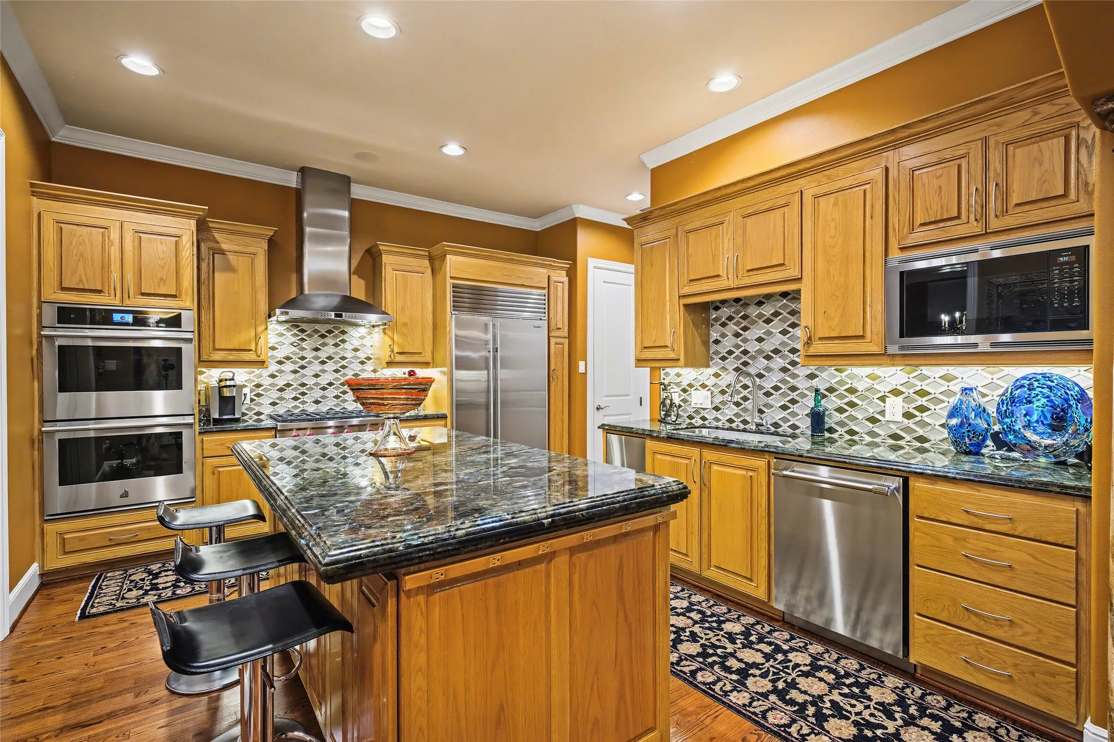 Townhouse For Sale in Tarrant County , 2713 Calder Court, Fort Worth, Texas 76107, 3 Bedroom, 5 Bathroom, 2 Garage spaces, 3,340 Sqft, built in 2007, mls#21284536, Real Estate Agent in Fort Worth, Homes For Sale in Tarrant county, Homes For Sale in Fort Worth, Realtor in Fort Worth Texas, Real Estate Brokerage Independent Realty Texas, Luminita Cordes Realtor