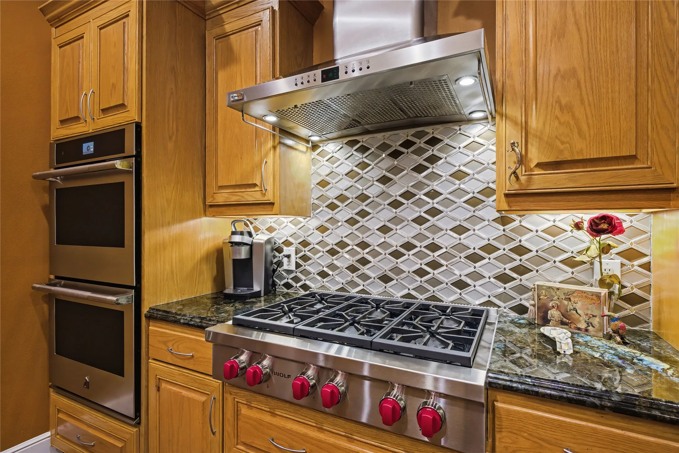 Townhouse For Sale in Tarrant County , 2713 Calder Court, Fort Worth, Texas 76107, 3 Bedroom, 5 Bathroom, 2 Garage spaces, 3,340 Sqft, built in 2007, mls#21284536, Real Estate Agent in Fort Worth, Homes For Sale in Tarrant county, Homes For Sale in Fort Worth, Realtor in Fort Worth Texas, Real Estate Brokerage Independent Realty Texas, Luminita Cordes Realtor