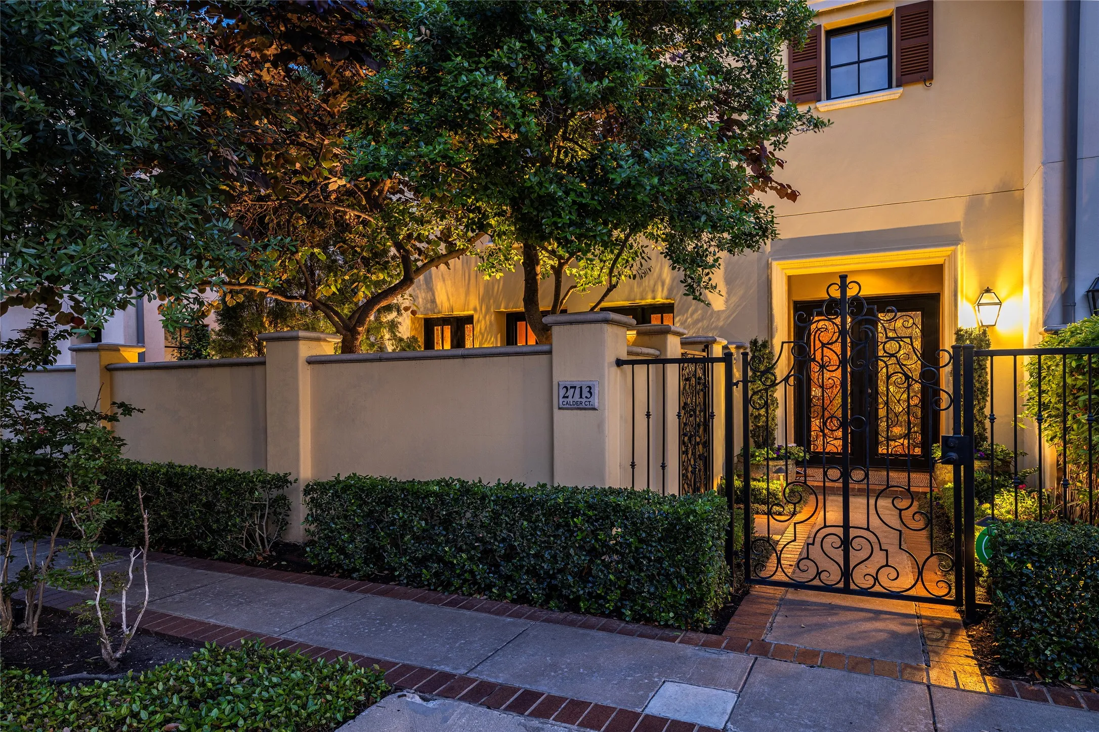 Townhouse For Sale in Tarrant County , 2713 Calder Court, Fort Worth, Texas 76107, 3 Bedroom, 5 Bathroom, 2 Garage spaces, 3,340 Sqft, built in 2007, mls#21284536, Real Estate Agent in Fort Worth, Homes For Sale in Tarrant county, Homes For Sale in Fort Worth, Realtor in Fort Worth Texas, Real Estate Brokerage Independent Realty Texas, Luminita Cordes Realtor