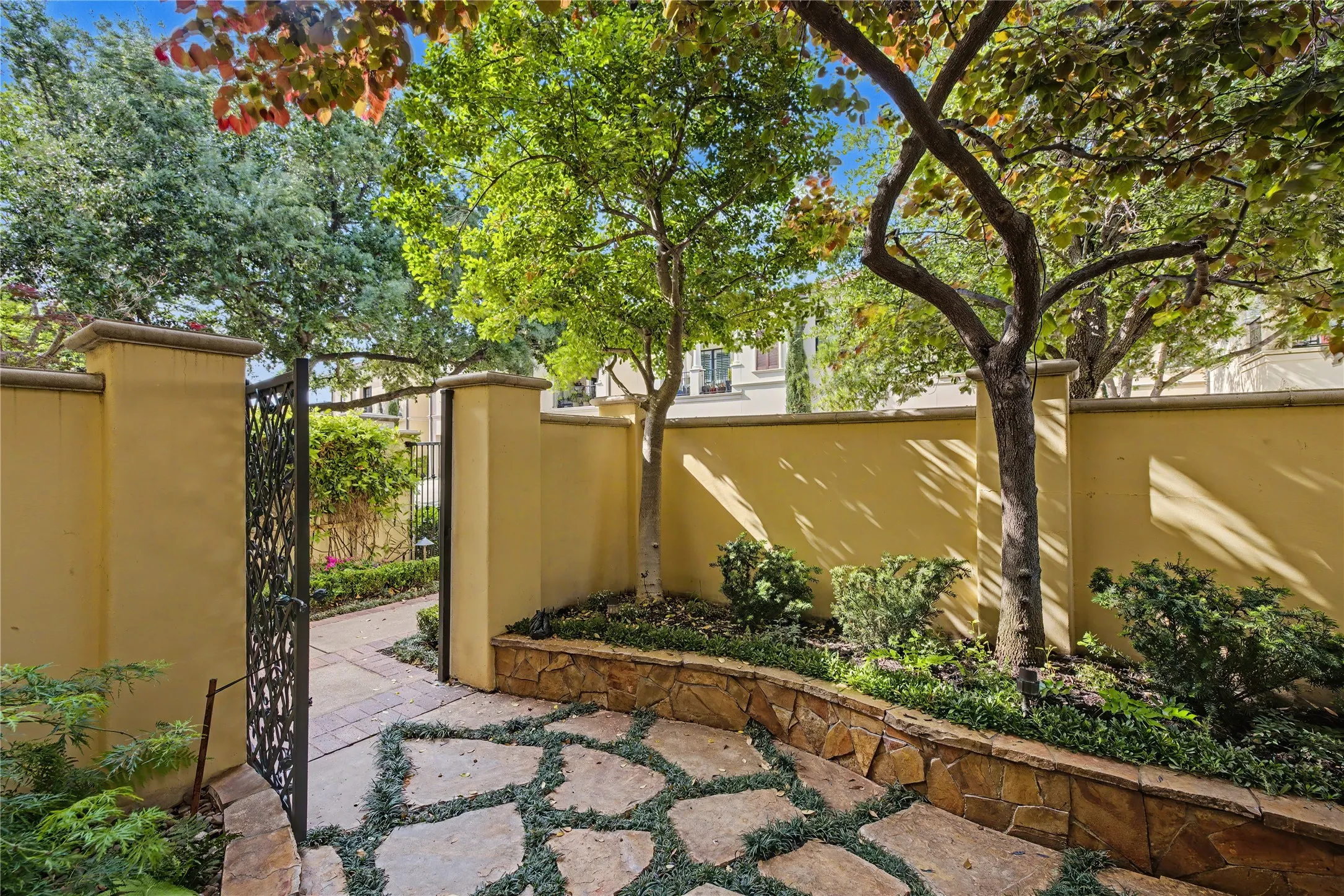 Townhouse For Sale in Tarrant County , 2713 Calder Court, Fort Worth, Texas 76107, 3 Bedroom, 5 Bathroom, 2 Garage spaces, 3,340 Sqft, built in 2007, mls#21284536, Real Estate Agent in Fort Worth, Homes For Sale in Tarrant county, Homes For Sale in Fort Worth, Realtor in Fort Worth Texas, Real Estate Brokerage Independent Realty Texas, Luminita Cordes Realtor