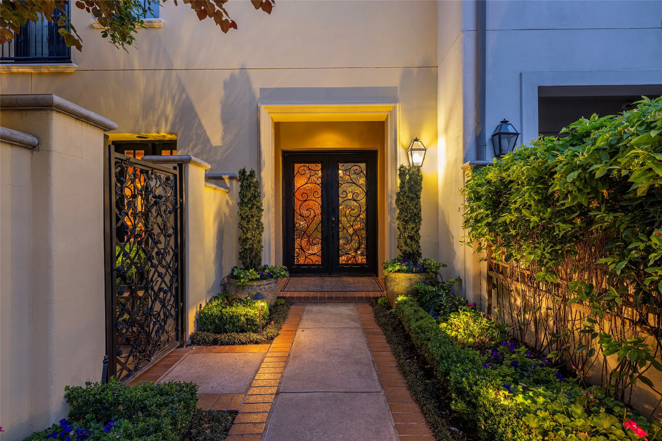 Townhouse For Sale in Tarrant County , 2713 Calder Court, Fort Worth, Texas 76107, 3 Bedroom, 5 Bathroom, 2 Garage spaces, 3,340 Sqft, built in 2007, mls#21284536, Real Estate Agent in Fort Worth, Homes For Sale in Tarrant county, Homes For Sale in Fort Worth, Realtor in Fort Worth Texas, Real Estate Brokerage Independent Realty Texas, Luminita Cordes Realtor