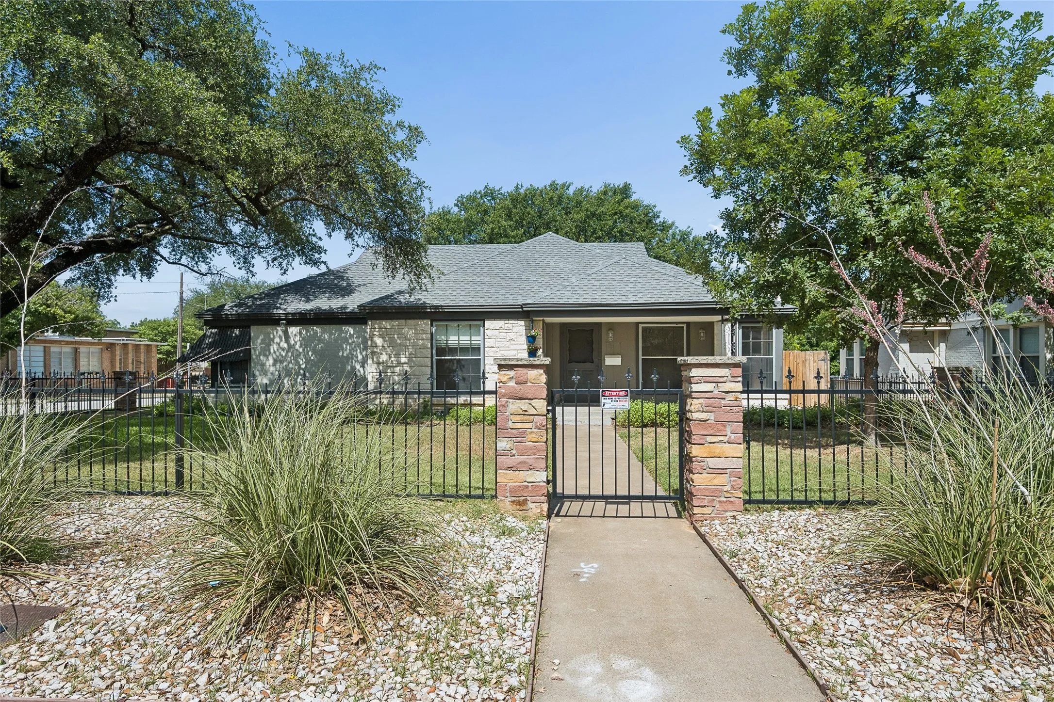 Single Family Residence For Sale in Tarrant County , 3616 Harwen Terrace, Fort Worth, Texas 76109, 3 Bedroom, 2 Bathroom, 1 Garage spaces, 1,664 Sqft, built in 1955, mls#21306086, Real Estate Agent in Fort Worth, Homes For Sale in Tarrant county, Homes For Sale in Fort Worth, Realtor in Fort Worth Texas, Real Estate Brokerage Independent Realty Texas, Luminita Cordes Realtor
