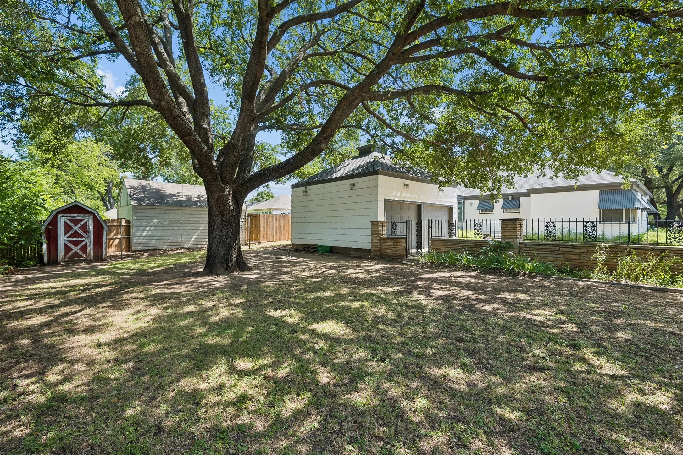 Single Family Residence For Sale in Tarrant County , 3616 Harwen Terrace, Fort Worth, Texas 76109, 3 Bedroom, 2 Bathroom, 1 Garage spaces, 1,664 Sqft, built in 1955, mls#21306086, Real Estate Agent in Fort Worth, Homes For Sale in Tarrant county, Homes For Sale in Fort Worth, Realtor in Fort Worth Texas, Real Estate Brokerage Independent Realty Texas, Luminita Cordes Realtor