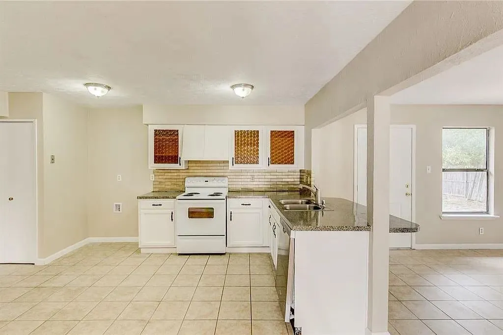 Single Family Residence For Sale in Tarrant County , 1316 Royster Road, Fort Worth, Texas 76134, 5 Bedroom, 3 Bathroom, 2 Garage spaces, 2,466 Sqft, built in 1977, mls#21307237, Real Estate Agent in Fort Worth, Homes For Sale in Tarrant county, Homes For Sale in Fort Worth, Realtor in Fort Worth Texas, Real Estate Brokerage Independent Realty Texas, Luminita Cordes Realtor