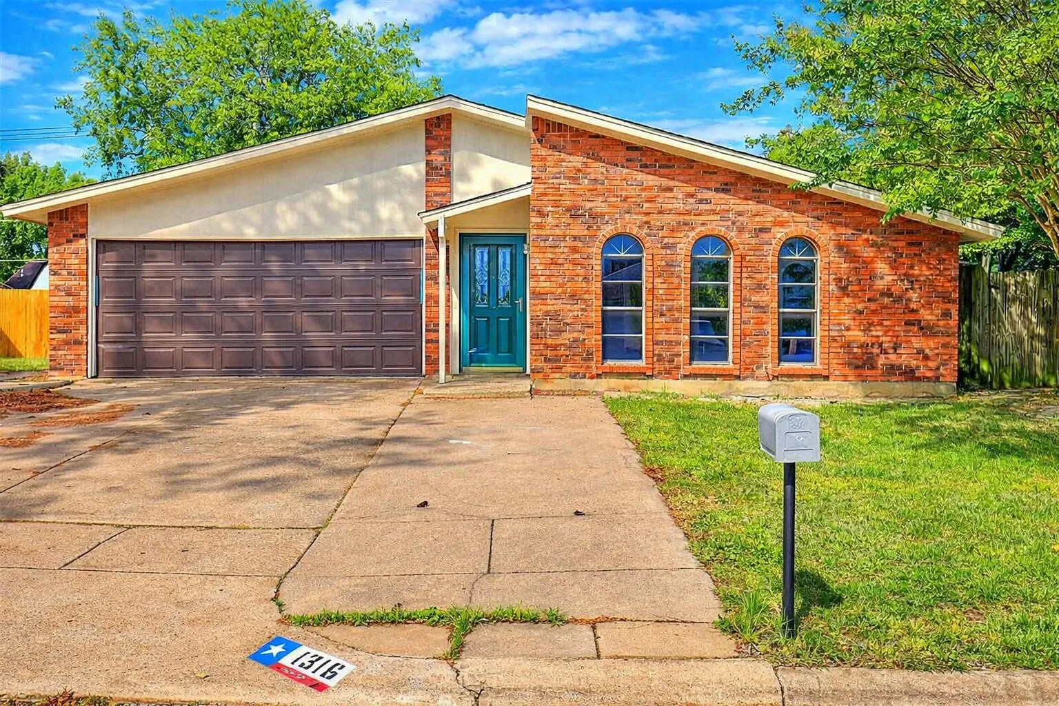Single Family Residence For Sale in Tarrant County , 1316 Royster Road, Fort Worth, Texas 76134, 5 Bedroom, 3 Bathroom, 2 Garage spaces, 2,466 Sqft, built in 1977, mls#21307237, Real Estate Agent in Fort Worth, Homes For Sale in Tarrant county, Homes For Sale in Fort Worth, Realtor in Fort Worth Texas, Real Estate Brokerage Independent Realty Texas, Luminita Cordes Realtor