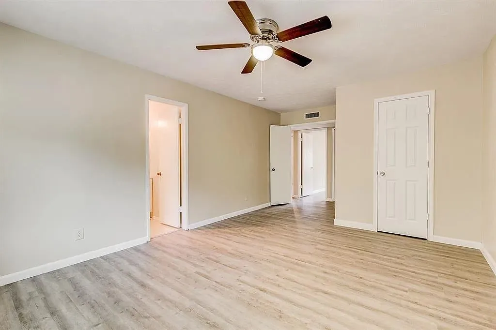 Single Family Residence For Sale in Tarrant County , 1316 Royster Road, Fort Worth, Texas 76134, 5 Bedroom, 3 Bathroom, 2 Garage spaces, 2,466 Sqft, built in 1977, mls#21307237, Real Estate Agent in Fort Worth, Homes For Sale in Tarrant county, Homes For Sale in Fort Worth, Realtor in Fort Worth Texas, Real Estate Brokerage Independent Realty Texas, Luminita Cordes Realtor