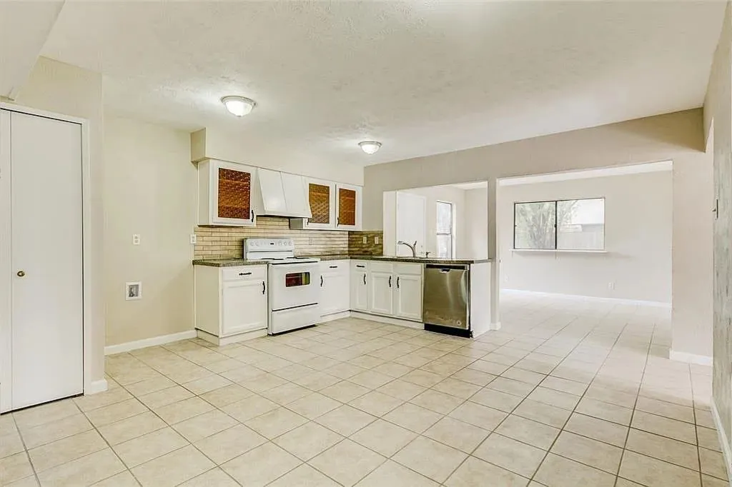 Single Family Residence For Sale in Tarrant County , 1316 Royster Road, Fort Worth, Texas 76134, 5 Bedroom, 3 Bathroom, 2 Garage spaces, 2,466 Sqft, built in 1977, mls#21307237, Real Estate Agent in Fort Worth, Homes For Sale in Tarrant county, Homes For Sale in Fort Worth, Realtor in Fort Worth Texas, Real Estate Brokerage Independent Realty Texas, Luminita Cordes Realtor