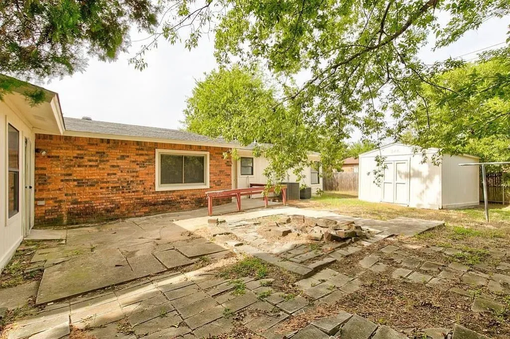 Single Family Residence For Sale in Tarrant County , 1316 Royster Road, Fort Worth, Texas 76134, 5 Bedroom, 3 Bathroom, 2 Garage spaces, 2,466 Sqft, built in 1977, mls#21307237, Real Estate Agent in Fort Worth, Homes For Sale in Tarrant county, Homes For Sale in Fort Worth, Realtor in Fort Worth Texas, Real Estate Brokerage Independent Realty Texas, Luminita Cordes Realtor