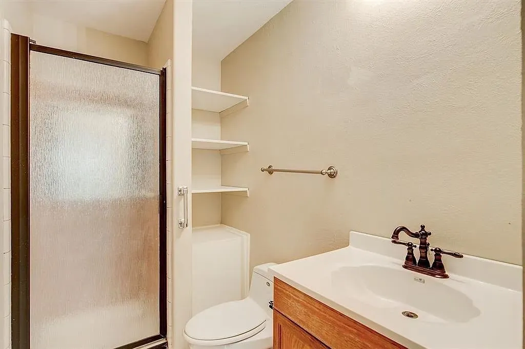 Single Family Residence For Sale in Tarrant County , 1316 Royster Road, Fort Worth, Texas 76134, 5 Bedroom, 3 Bathroom, 2 Garage spaces, 2,466 Sqft, built in 1977, mls#21307237, Real Estate Agent in Fort Worth, Homes For Sale in Tarrant county, Homes For Sale in Fort Worth, Realtor in Fort Worth Texas, Real Estate Brokerage Independent Realty Texas, Luminita Cordes Realtor