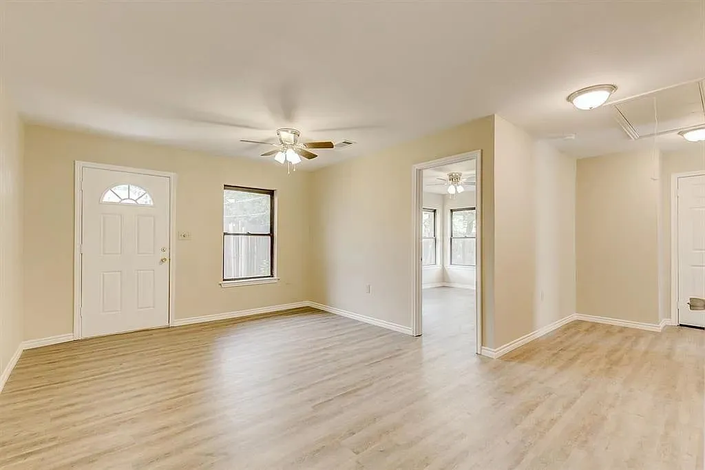 Single Family Residence For Sale in Tarrant County , 1316 Royster Road, Fort Worth, Texas 76134, 5 Bedroom, 3 Bathroom, 2 Garage spaces, 2,466 Sqft, built in 1977, mls#21307237, Real Estate Agent in Fort Worth, Homes For Sale in Tarrant county, Homes For Sale in Fort Worth, Realtor in Fort Worth Texas, Real Estate Brokerage Independent Realty Texas, Luminita Cordes Realtor