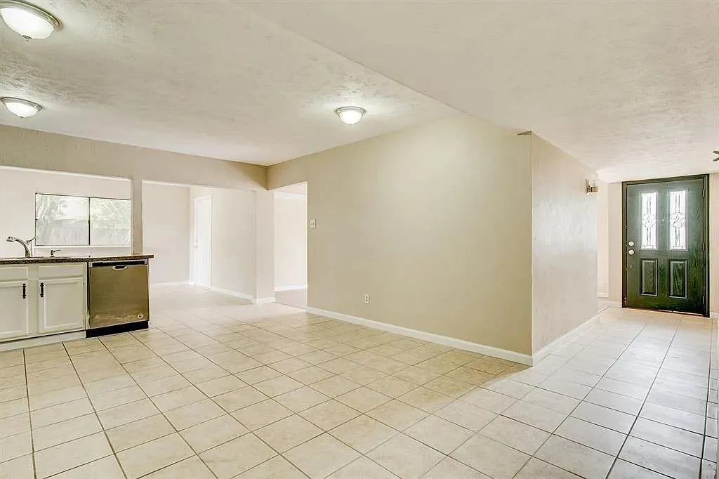 Single Family Residence For Sale in Tarrant County , 1316 Royster Road, Fort Worth, Texas 76134, 5 Bedroom, 3 Bathroom, 2 Garage spaces, 2,466 Sqft, built in 1977, mls#21307237, Real Estate Agent in Fort Worth, Homes For Sale in Tarrant county, Homes For Sale in Fort Worth, Realtor in Fort Worth Texas, Real Estate Brokerage Independent Realty Texas, Luminita Cordes Realtor
