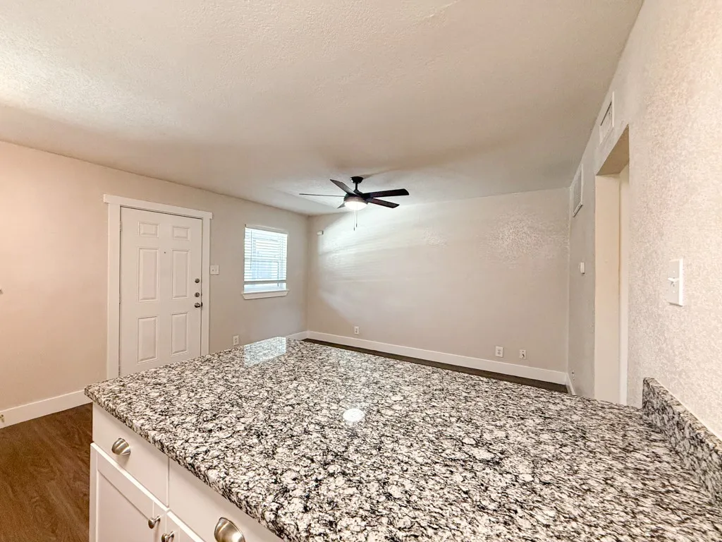 Apartment For Rent in Tarrant County , 5928 Fletcher Avenue 18, Fort Worth, Texas 76107, 1 Bedroom, 1 Bathroom, Garage spaces, 588 Sqft, built in 1965, mls#21307328, Real Estate Agent in Fort Worth, Homes For Rent in Tarrant county, Homes For Rent in Fort Worth, Realtor in Fort Worth Texas, Real Estate Brokerage Independent Realty Texas, Luminita Cordes Realtor