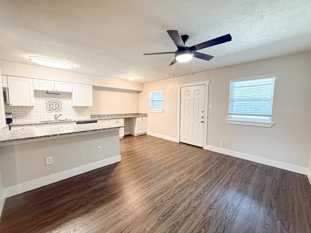 Apartment For Rent in Tarrant County , 5928 Fletcher Avenue 18, Fort Worth, Texas 76107, 1 Bedroom, 1 Bathroom, Garage spaces, 588 Sqft, built in 1965, mls#21307328, Real Estate Agent in Fort Worth, Homes For Rent in Tarrant county, Homes For Rent in Fort Worth, Realtor in Fort Worth Texas, Real Estate Brokerage Independent Realty Texas, Luminita Cordes Realtor