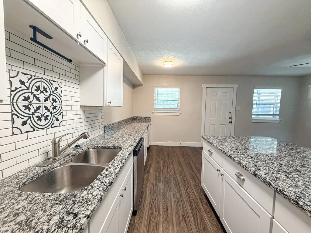 Apartment For Rent in Tarrant County , 5928 Fletcher Avenue 18, Fort Worth, Texas 76107, 1 Bedroom, 1 Bathroom, Garage spaces, 588 Sqft, built in 1965, mls#21307328, Real Estate Agent in Fort Worth, Homes For Rent in Tarrant county, Homes For Rent in Fort Worth, Realtor in Fort Worth Texas, Real Estate Brokerage Independent Realty Texas, Luminita Cordes Realtor