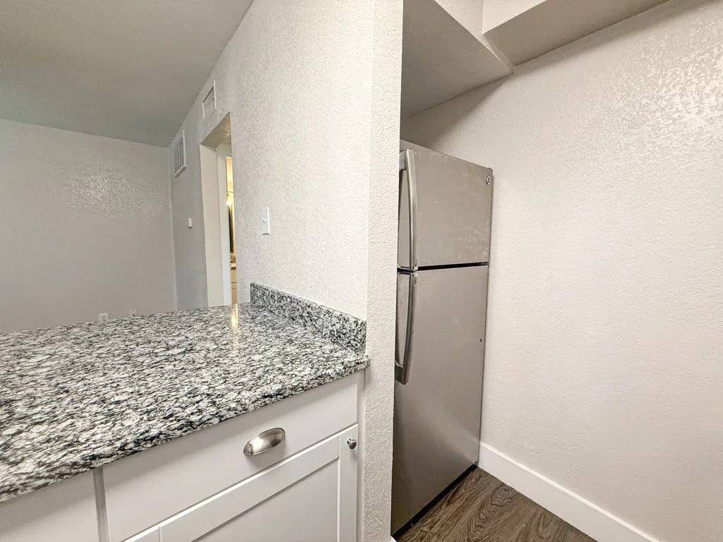Apartment For Rent in Tarrant County , 5928 Fletcher Avenue 18, Fort Worth, Texas 76107, 1 Bedroom, 1 Bathroom, Garage spaces, 588 Sqft, built in 1965, mls#21307328, Real Estate Agent in Fort Worth, Homes For Rent in Tarrant county, Homes For Rent in Fort Worth, Realtor in Fort Worth Texas, Real Estate Brokerage Independent Realty Texas, Luminita Cordes Realtor
