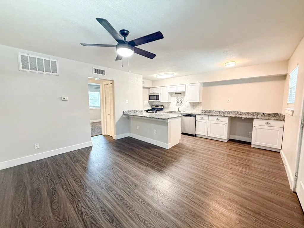 Apartment For Rent in Tarrant County , 5928 Fletcher Avenue 18, Fort Worth, Texas 76107, 1 Bedroom, 1 Bathroom, Garage spaces, 588 Sqft, built in 1965, mls#21307328, Real Estate Agent in Fort Worth, Homes For Rent in Tarrant county, Homes For Rent in Fort Worth, Realtor in Fort Worth Texas, Real Estate Brokerage Independent Realty Texas, Luminita Cordes Realtor