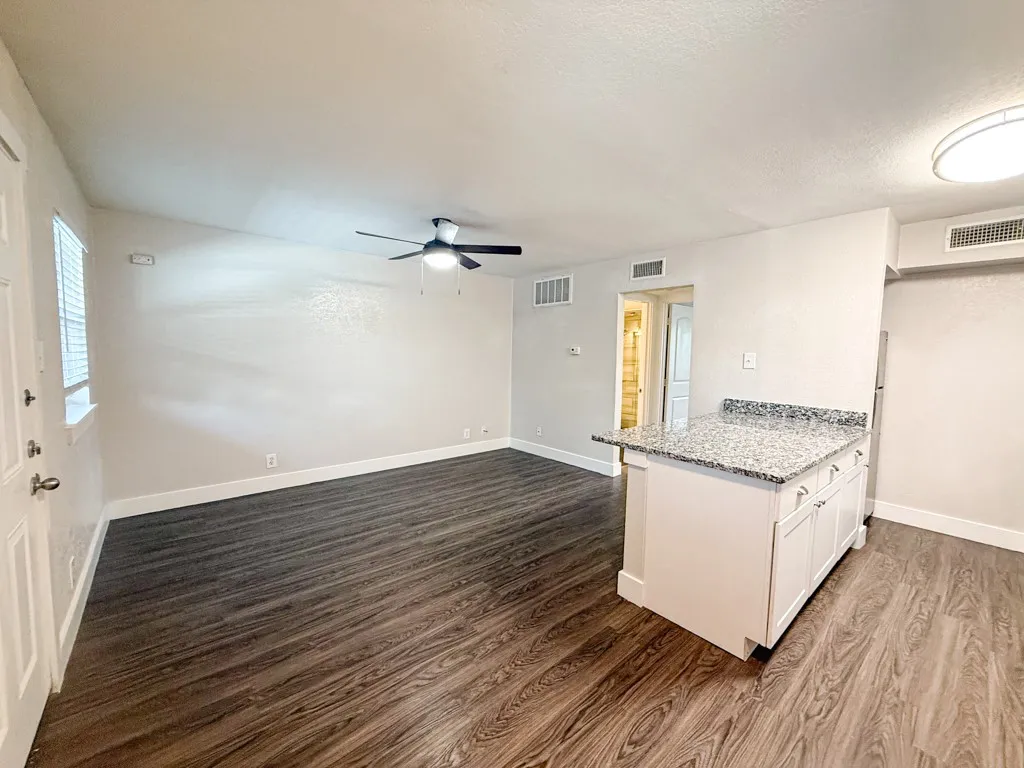 Apartment For Rent in Tarrant County , 5928 Fletcher Avenue 18, Fort Worth, Texas 76107, 1 Bedroom, 1 Bathroom, Garage spaces, 588 Sqft, built in 1965, mls#21307328, Real Estate Agent in Fort Worth, Homes For Rent in Tarrant county, Homes For Rent in Fort Worth, Realtor in Fort Worth Texas, Real Estate Brokerage Independent Realty Texas, Luminita Cordes Realtor