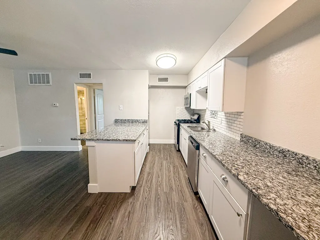 Apartment For Rent in Tarrant County , 5928 Fletcher Avenue 18, Fort Worth, Texas 76107, 1 Bedroom, 1 Bathroom, Garage spaces, 588 Sqft, built in 1965, mls#21307328, Real Estate Agent in Fort Worth, Homes For Rent in Tarrant county, Homes For Rent in Fort Worth, Realtor in Fort Worth Texas, Real Estate Brokerage Independent Realty Texas, Luminita Cordes Realtor