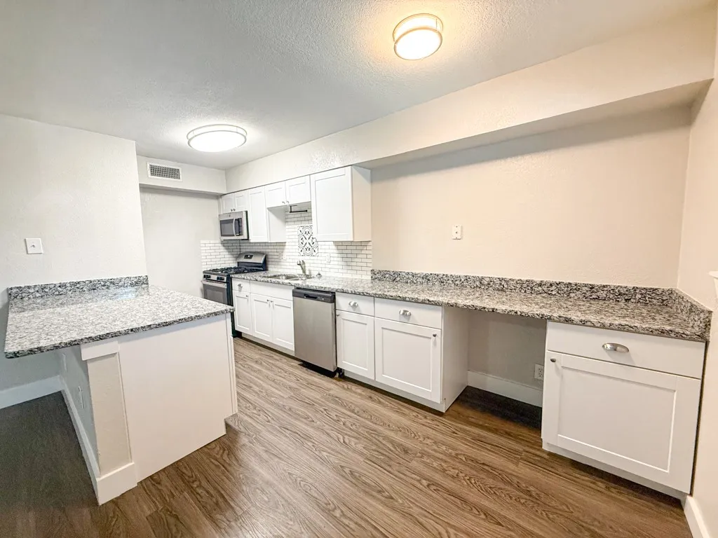 Apartment For Rent in Tarrant County , 5928 Fletcher Avenue 18, Fort Worth, Texas 76107, 1 Bedroom, 1 Bathroom, Garage spaces, 588 Sqft, built in 1965, mls#21307328, Real Estate Agent in Fort Worth, Homes For Rent in Tarrant county, Homes For Rent in Fort Worth, Realtor in Fort Worth Texas, Real Estate Brokerage Independent Realty Texas, Luminita Cordes Realtor