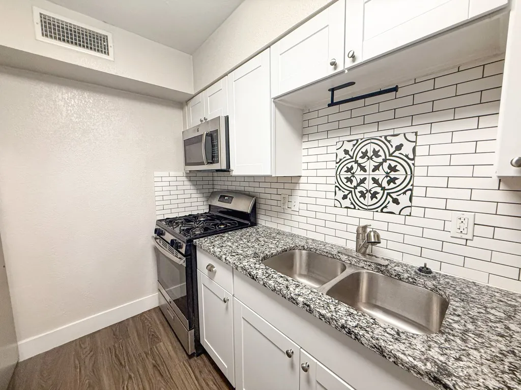 Apartment For Rent in Tarrant County , 5928 Fletcher Avenue 18, Fort Worth, Texas 76107, 1 Bedroom, 1 Bathroom, Garage spaces, 588 Sqft, built in 1965, mls#21307328, Real Estate Agent in Fort Worth, Homes For Rent in Tarrant county, Homes For Rent in Fort Worth, Realtor in Fort Worth Texas, Real Estate Brokerage Independent Realty Texas, Luminita Cordes Realtor